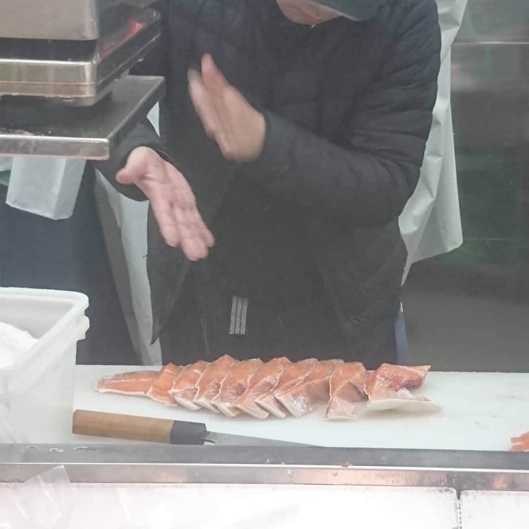 松本康太さんのインスタグラム写真 - (松本康太Instagram)「釧路の公園で今日もファニーな西川くん♪  公園からの講演(*^^*) 釧路和商市場で「ときしらず」を買いました(^o^)/ その場で鮭を切って塩をふってくれて、一つ一つラップをしてくれる♪ありがたいのです(⌒‐⌒) #釧路 #ファニー #furniture #すべり台 #レギュラー西川くん #気絶 #気絶王子 #釧路和商市場 #ときしらず #時鮭 #介護 #講演 #レギュラー #あるある探検隊」2月15日 18時05分 - aruarutankentai.matsumoto