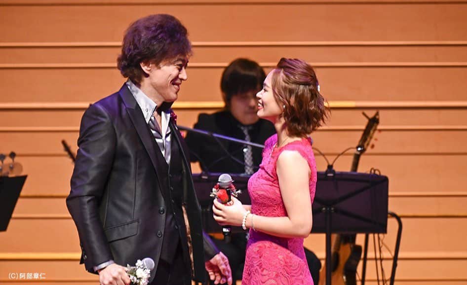 のインスタグラム：「こちらは石井一孝さんとアラジンより「A Whole New World」を歌わせていただいた時の🥰  石井さんって本当面白い方で、リハーサルからずっと笑ってたなぁ😂  動画も準備中らしいので、是非チェック👍♥️ http://ilove-musical.jp/ ________________ #石井一孝　#二宮愛　#アラジン　#awholenewworld #ilovemusical」