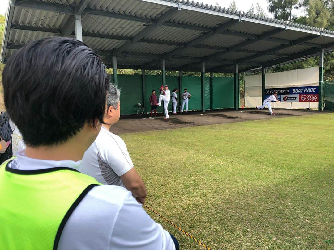 坂東亀三郎さんのインスタグラム写真 - (坂東亀三郎Instagram)「東北楽天ゴールデンイーグルスとの練習試合！﻿ ﻿ 金武へ！﻿ 何故にこれで「きん」と読む！﻿ ﻿ 野村克則コーチ、伊藤智仁コーチにご挨拶。﻿ ﻿ #春季キャンプ #彦キャン2020 #沖縄﻿ #歌舞伎 #音羽屋 #歌舞伎役者﻿ #彦三郎 #坂東彦三郎 #九代目﻿ #歌舞伎部 #otowayabando﻿ #歌舞伎大好き #KABUKI﻿ #彦さんぽ﻿ ﻿ コメントはお気軽に📝﻿ ランダムに返信しまっせ✍️」2月15日 18時18分 - otowayabando