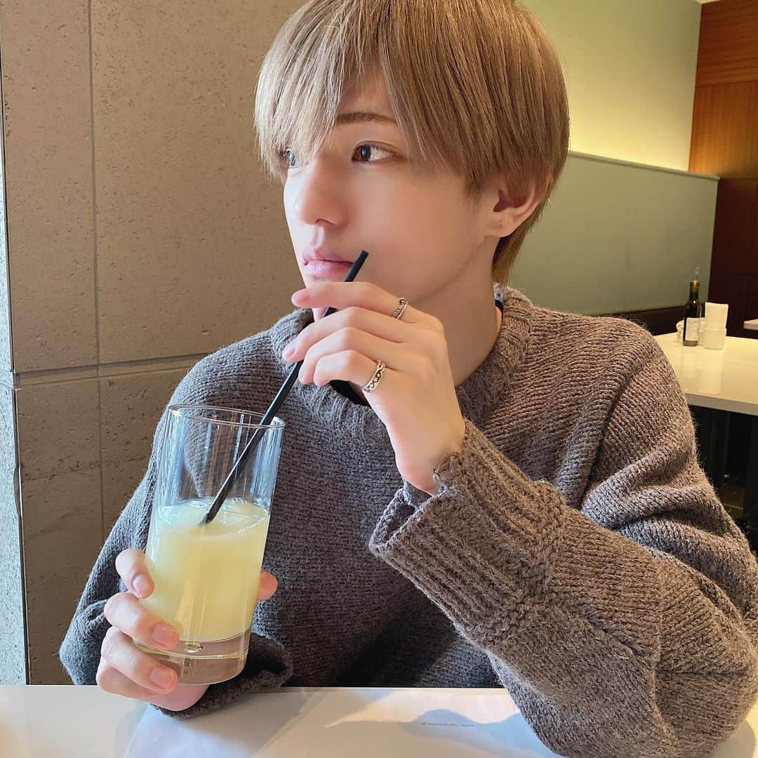 こんどうようぢのインスタグラム：「100%グレープフルーツジュース(苦め) 最近コメントイイネできてなくてごめん！ この投稿からちゃんとイイネします〜 全部読んでるからね、ありがとう。」