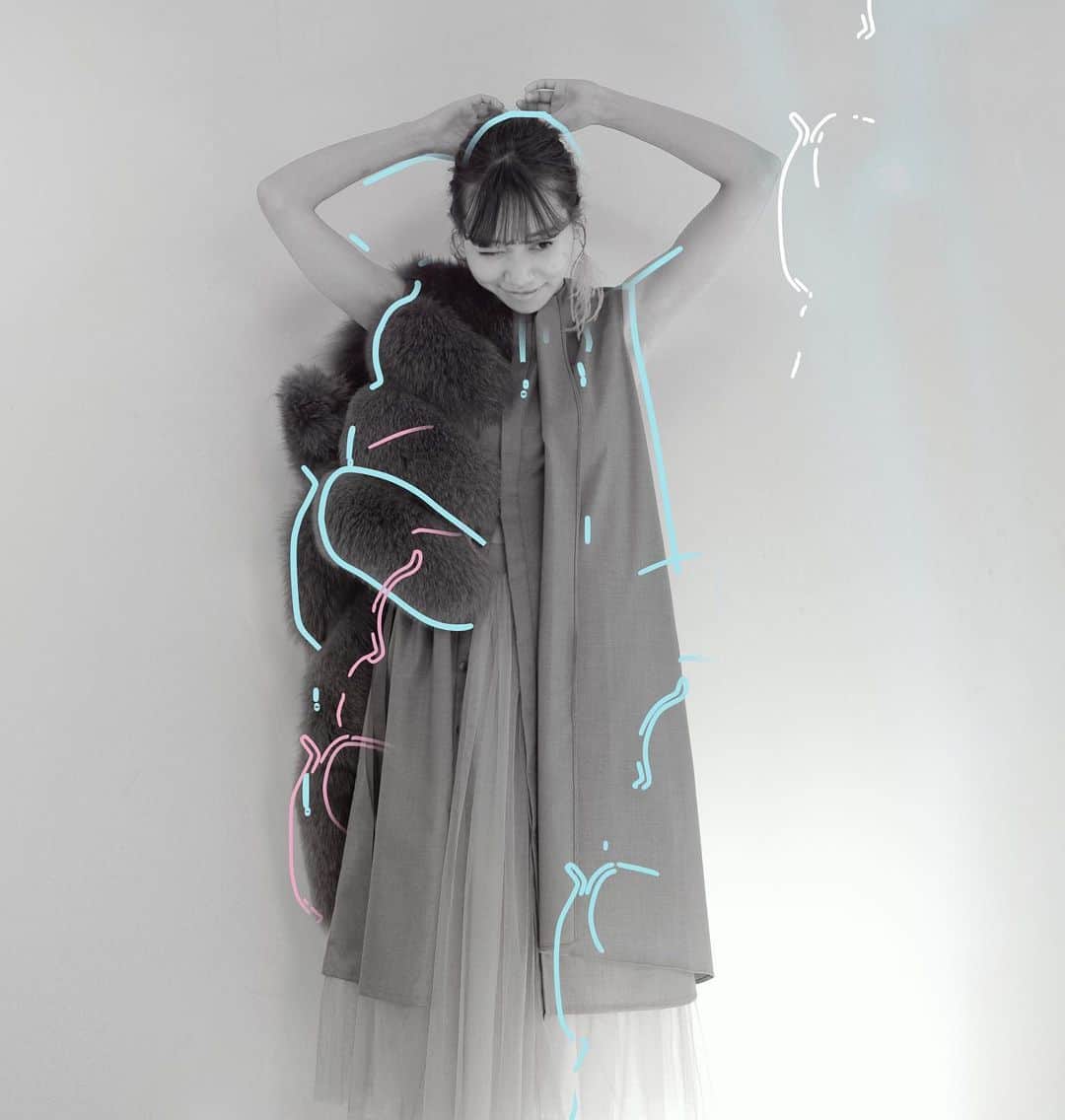 辻詩音のインスタグラム：「モノクロのせかいは カラフルまみれ🎨  #辻詩音 #music #singersongwriter #girlsphoto #モノクロ #カラフル #ワンピース」