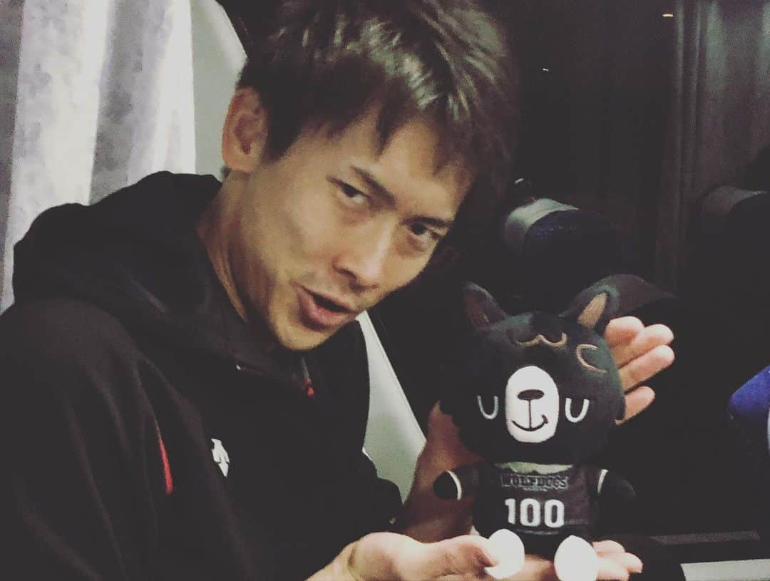 高松卓矢さんのインスタグラム写真 - (高松卓矢Instagram)「VC長野さんに勝って10勝目になりました！！ 今日は長野で試合という事で長野出身のでんちゃんと、今日誕生日のしらいにヒーローインタビューお願いしました♫ 明日は今シーズン最後の試合で東レアローズさんと対戦です！ 皆さん最後まで応援よろしくお願いします！！ #Vリーグはバレーだよ #今日はしらいの誕生日だよ #長野はでんちゃんの故郷だよ #長野のそばは美味しいよ #たかまつり #ウルスドッグス名古屋」2月15日 18時28分 - takamatsuri12