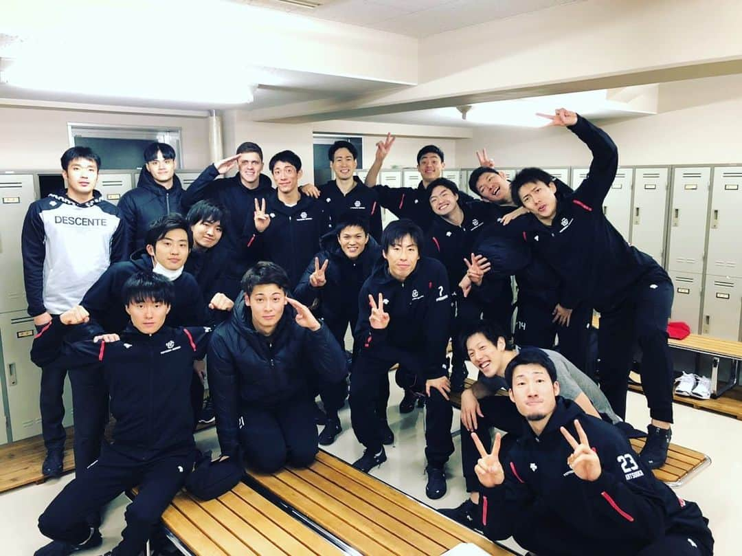 高松卓矢さんのインスタグラム写真 - (高松卓矢Instagram)「VC長野さんに勝って10勝目になりました！！ 今日は長野で試合という事で長野出身のでんちゃんと、今日誕生日のしらいにヒーローインタビューお願いしました♫ 明日は今シーズン最後の試合で東レアローズさんと対戦です！ 皆さん最後まで応援よろしくお願いします！！ #Vリーグはバレーだよ #今日はしらいの誕生日だよ #長野はでんちゃんの故郷だよ #長野のそばは美味しいよ #たかまつり #ウルスドッグス名古屋」2月15日 18時28分 - takamatsuri12