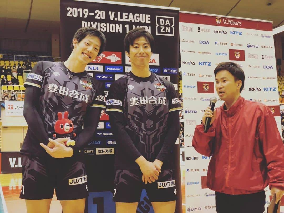 高松卓矢さんのインスタグラム写真 - (高松卓矢Instagram)「VC長野さんに勝って10勝目になりました！！ 今日は長野で試合という事で長野出身のでんちゃんと、今日誕生日のしらいにヒーローインタビューお願いしました♫ 明日は今シーズン最後の試合で東レアローズさんと対戦です！ 皆さん最後まで応援よろしくお願いします！！ #Vリーグはバレーだよ #今日はしらいの誕生日だよ #長野はでんちゃんの故郷だよ #長野のそばは美味しいよ #たかまつり #ウルスドッグス名古屋」2月15日 18時28分 - takamatsuri12