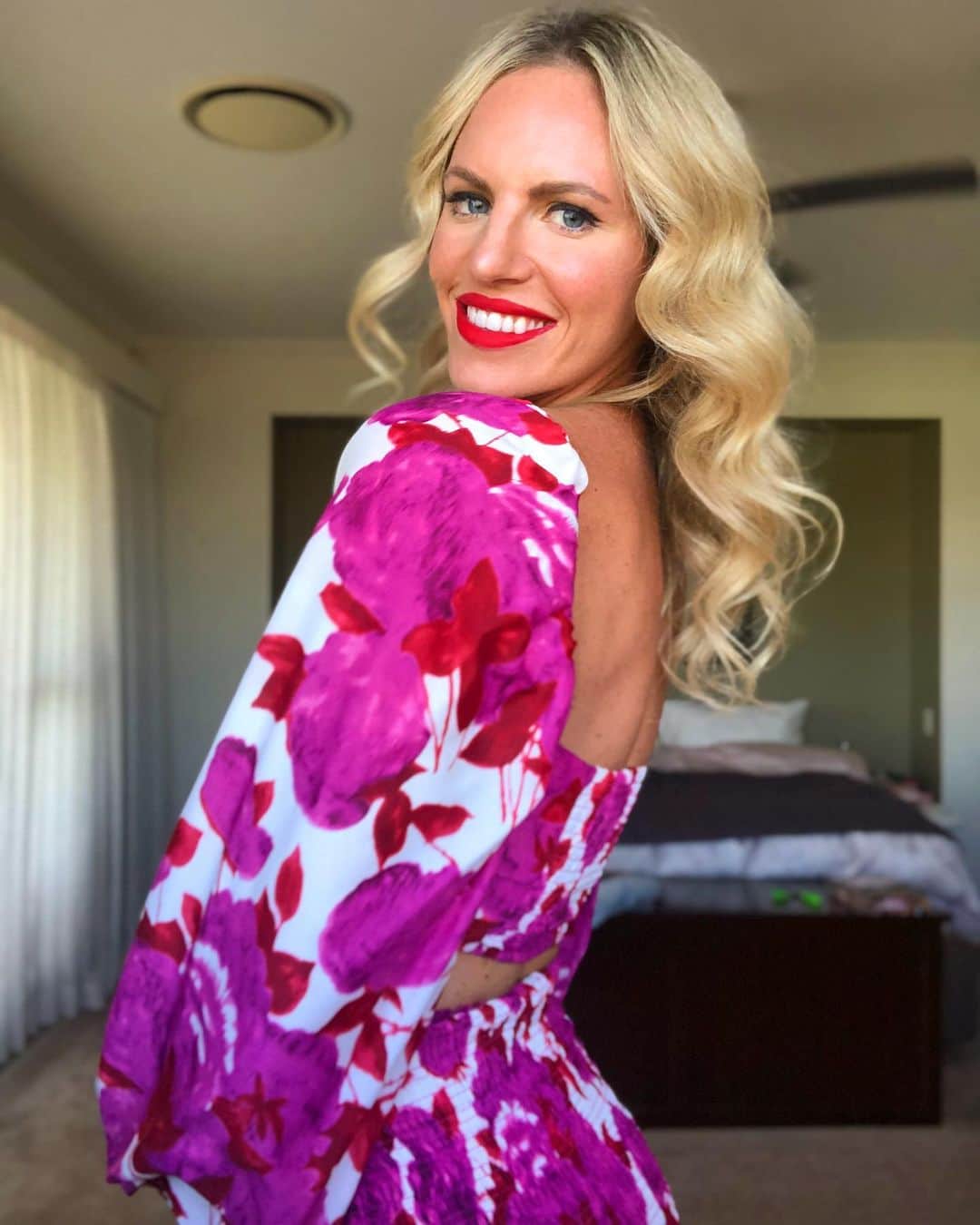 エミリー・シーボームのインスタグラム：「Felt cute probably won’t delete later.  #redlip #curlyhair #waves」