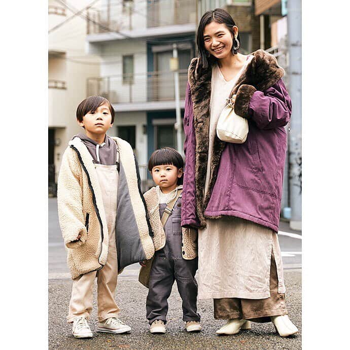 ハグマグ編集部さんのインスタグラム写真 - (ハグマグ編集部Instagram)「【HugMug #SNAP】 . yurinaさん＆Rintaroくん・6歳、Rioくん・2歳 . ボリュームたっぷりのファーが印象的なパープルのコートをメインに、くすみカラーで全体をコーディネート。キッズは淡いベージュとグレーでリンク。 . ［mama］ Outer：#used #gilet One-piece：#marfa Pants：#urbanreseach Bangle：#used Bag：#uneansion Boots：#todayful . ［Rintaro］ Outer：#am8 Hoodie：#韓国子供服 Salopetto：#韓国子供服 Sneakers：#converse . ［Rio］ Outer：#韓国子供服 Hoodie：#used Salopetto：#韓国子供服 Bag：#nemo Sneakers：#韓国子供服 . . 詳しいコーディネートは、プロフィールから「mercidays by HugMug」をCHECK！ . __________  2/24（月・祝） 二子玉川で『親子SNAP撮影会』開催！ さらに#hugmugsnap のハッシュタグでもSNAP大募集！ HugMug誌面📖に載るチャンス！詳しくはハイライトのリンクからチェック💁🏻‍♀️ __________ . #親子スナップ #hugmug#ハグマグ #親子雑誌 #ママ雑誌#mamacofashionsnap #ママファッション #ママコーデ #ママコーディネート #親子コーデ #おやこーで #リンクコーデ #親子リンクコーデ #大人カジュアル #kidsfashion #キッズコーデ .」2月15日 18時36分 - hugmug_insta