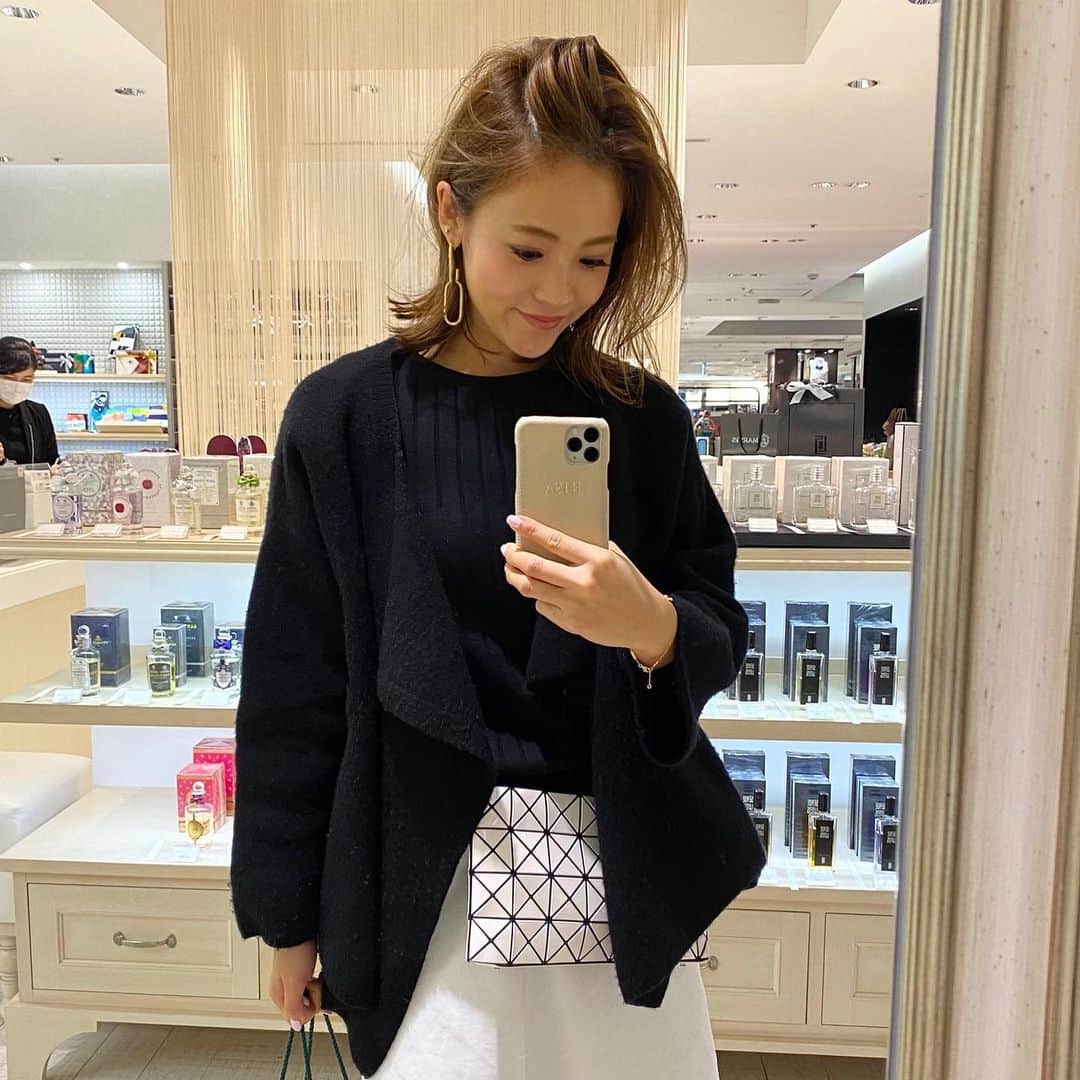 のインスタグラム：「東京も暖かくてアウターはこれだけで十分♥︎☺︎ ・ bagは何年も前におねえこにお誕生日プレゼントにもらったもの♡♥︎♡ ・ ・ #weekend #モノトーンコーデ #drawer #unitedarrows #baobaoisseymiyake #ootd #fashion #coordinate #tokyo」