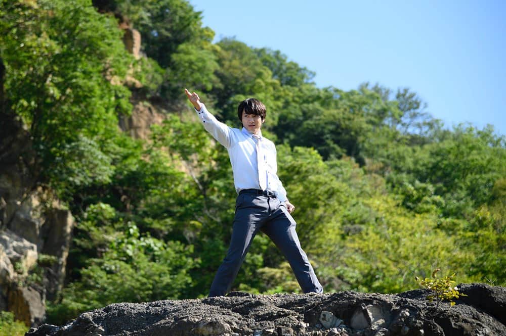 のインスタグラム：「‪＼オフショット公開📸／‬﻿ ‪‬﻿ ‪#山田裕貴 さんが【青い海賊】の変身ポーズを披露‼️🤩‬﻿ ﻿ ‪今回は、柏木悟👔としてアイツと戦います💥💥‬﻿ ‪『#SEDAIWARS』第7話、お楽しみに‼️😆‬﻿ ﻿ ‪MBSは、明日 24:50〜‬﻿ ‪TBSは、2/18(火) 25:28〜‬﻿ ‪全国配信は、TBS放送終了後〜‬﻿ ‪‬﻿ ‪‬﻿ ‪#セダイウォーズ #ドラマイズム‬」