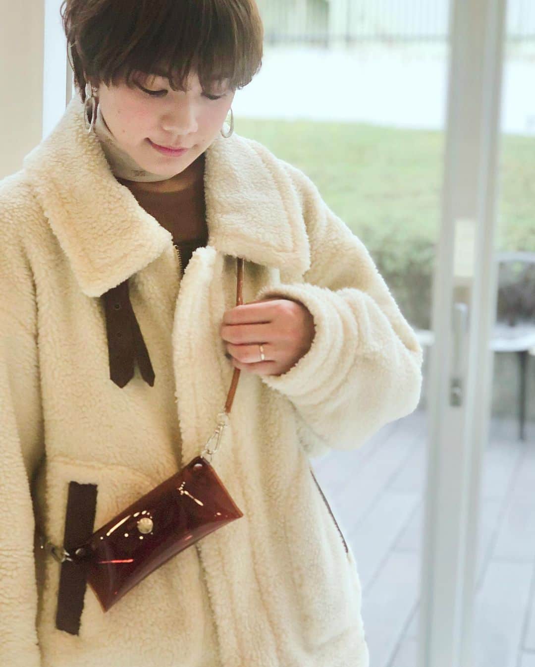 石川瑠利子さんのインスタグラム写真 - (石川瑠利子Instagram)「. . @nanananaofficial の20SS展示会に🥳 今季もとても可愛くて、おしゃれなバッグにスマホケースがたくさん👀👀３枚目で私がつけているのはサングラスもいれられるのです🕶✨パープルとか色んなカラーがあって可愛かったなぁ❤️ .  これからの季節、クリアな素材のバッグも気になるけど、レザーも捨てがたい🥺🙏🏻💕 . . #nananana #bag #fashion #2020ss #pvc」2月15日 18時45分 - ruriko_ishikawa