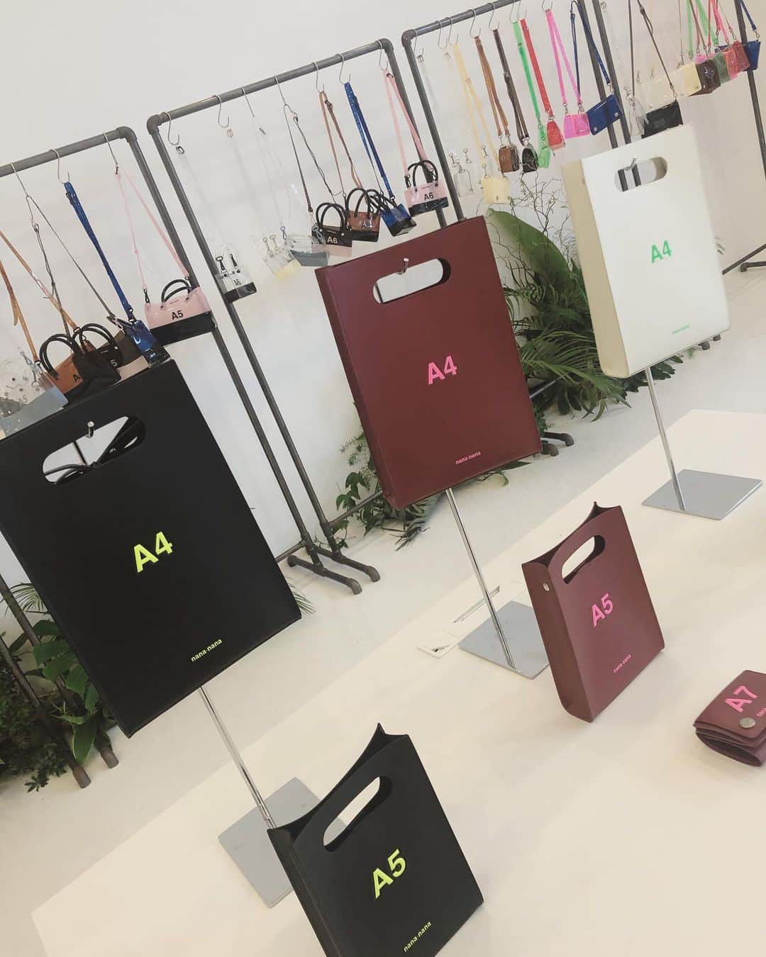 石川瑠利子のインスタグラム：「. . @nanananaofficial の20SS展示会に🥳 今季もとても可愛くて、おしゃれなバッグにスマホケースがたくさん👀👀３枚目で私がつけているのはサングラスもいれられるのです🕶✨パープルとか色んなカラーがあって可愛かったなぁ❤️ .  これからの季節、クリアな素材のバッグも気になるけど、レザーも捨てがたい🥺🙏🏻💕 . . #nananana #bag #fashion #2020ss #pvc」