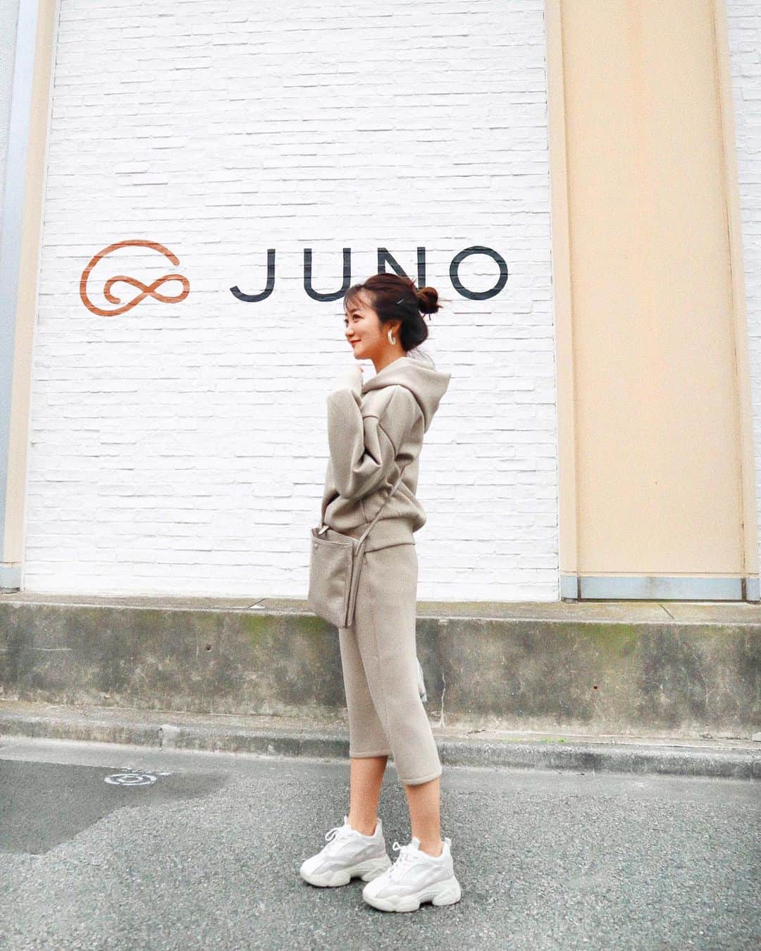 中島絢乃さんのインスタグラム写真 - (中島絢乃Instagram)「🥯🌈🏡﻿ ﻿ ﻿ ﻿ #ベーグル を買いに、﻿ #自由が丘 の#juno へ行ってきたよ🏡🥯🌈﻿ ﻿ ﻿ 手土産用に、﻿ 好きなベーグル6個選べて﻿ 税込み1080円のセットを購入！🥯❤️﻿ ﻿ ﻿ ﻿ ﻿ ﻿ ちなみに﻿ #今日のコーデ は、﻿ 上下とも#elura (@elura_official )でした👕﻿ 展示会でオーダーしてたのがもう届いた🥺🎁❤️﻿ ﻿ ﻿ 珍しく全身がっつりカジュアルにして、﻿ 久々に髪も#お団子ヘア に！👱🏻‍♀️✨﻿ 褒められて上機嫌です🥰🥰🥰←単純﻿ ﻿ ❤︎❤︎❤︎❤︎❤︎❤︎❤︎❤︎❤︎❤︎❤︎❤︎❤︎❤︎❤︎❤︎﻿ #自由が丘カフェ#のんさんカフェ🐻」2月15日 18時38分 - nakajima_ayano