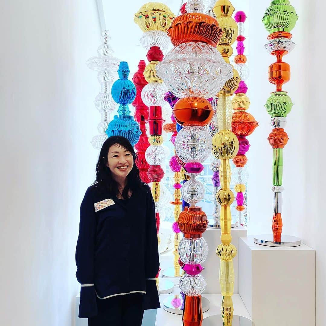 のインスタグラム：「. Novelist Sayaka Murata meets Choi Jeong-hwa  お久しぶりの村田沙耶香ちゃん。 朝吹まりこちゃんの紹介で、 ブックホテル箱根本箱の選書をして頂いて以来かな。 久しぶりにGYREでランチ。 相変わらず、ふんわり、かわいらしい。 なんと、私たち学部は違うけど、大学が一緒だった。 玉川っ子  チェジョンファさんのエキシビジョンは2月24日まで！ 作品はすべてミュージアムピース。 全て購入できます。  #チェジョンファ #村田沙耶香 #gyregallery」