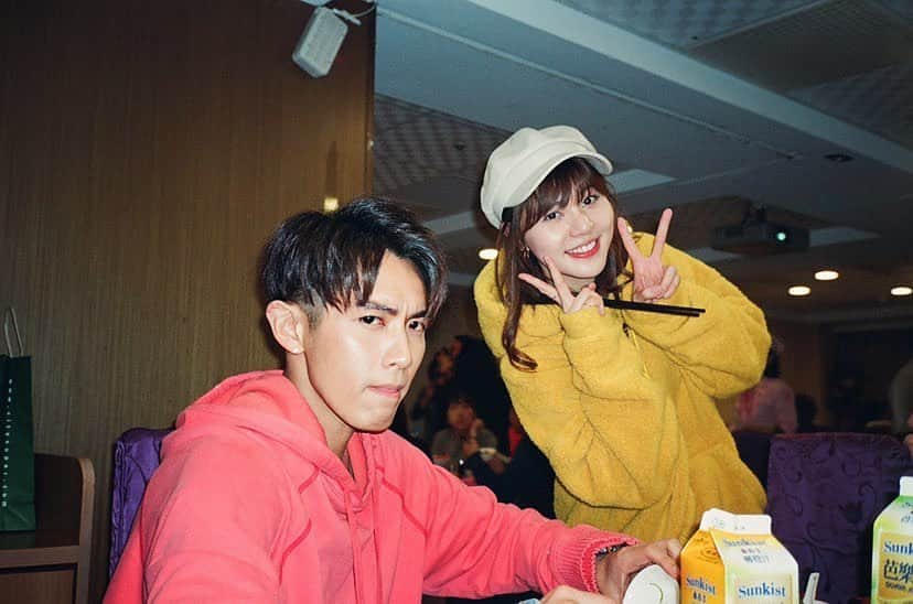 柯震東のインスタグラム：「永遠不知道我同事在開心什麼..........」