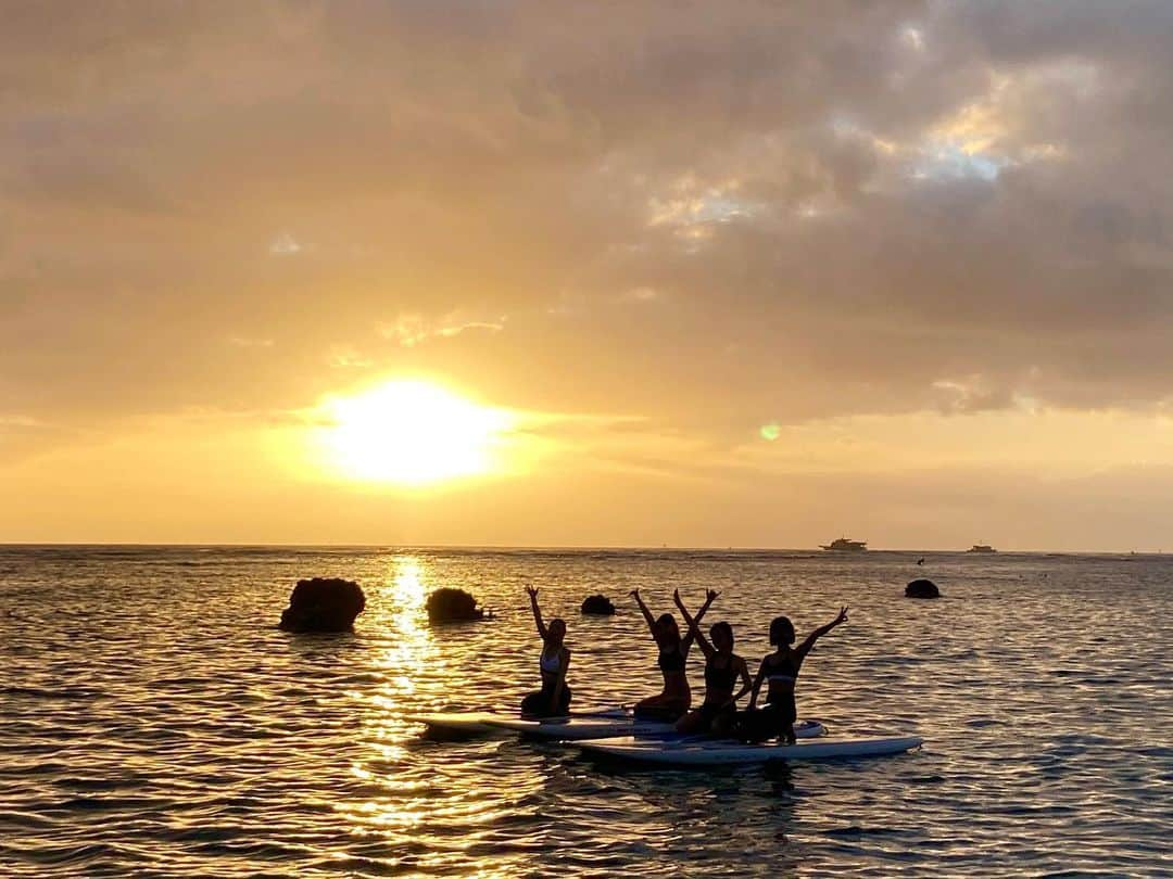 筑間はこべさんのインスタグラム写真 - (筑間はこべInstagram)「sunset🌅 sup  @thesurfingsensei ←先生 @aya_dream04  @inouenaho1207  @remi_yakumaru  #最高だったー #sunset #sup #hawaii」2月15日 19時02分 - hakobechikuma