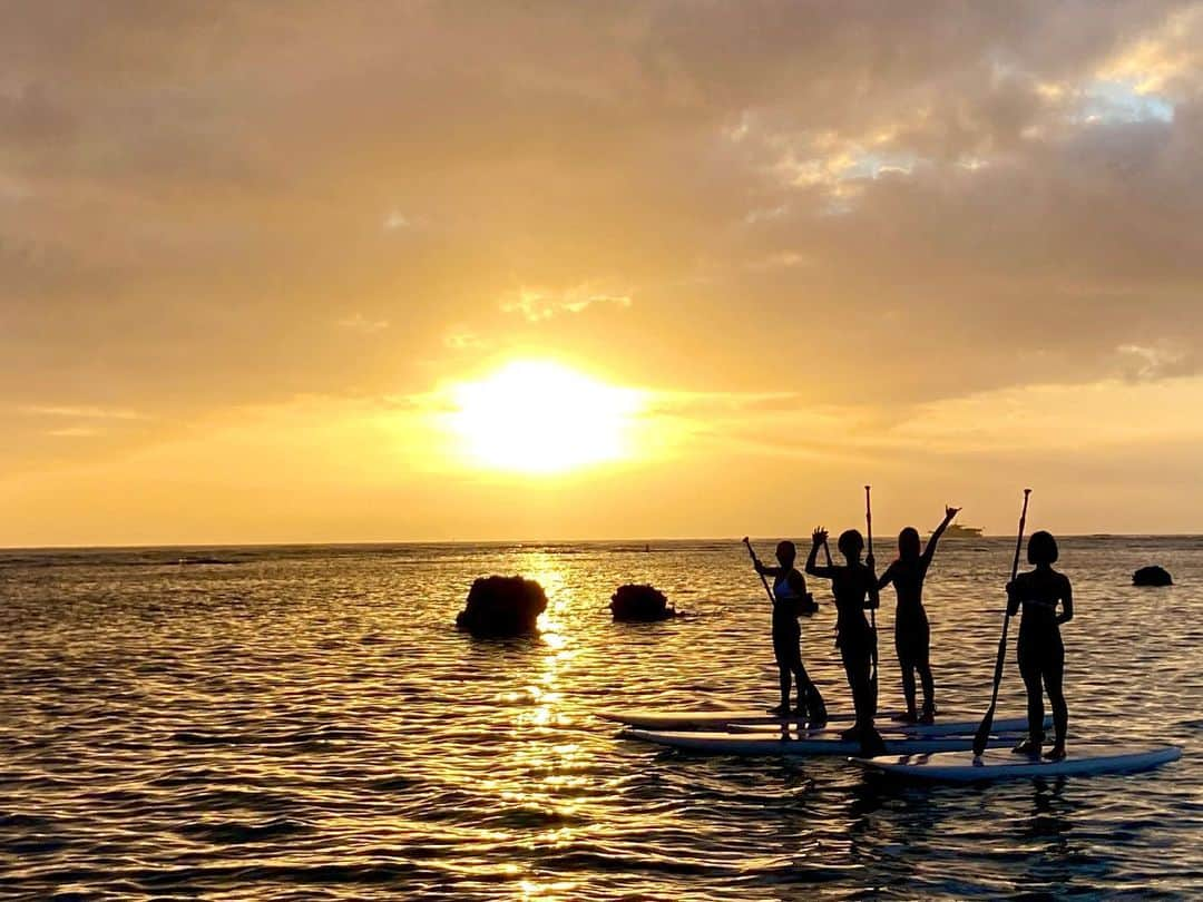 筑間はこべのインスタグラム：「sunset🌅 sup  @thesurfingsensei ←先生 @aya_dream04  @inouenaho1207  @remi_yakumaru  #最高だったー #sunset #sup #hawaii」