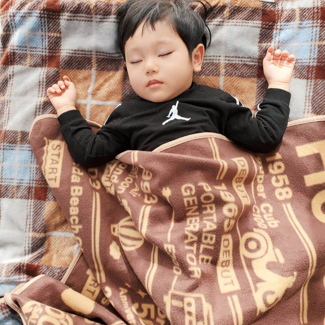 佐藤夏希のインスタグラム：「お姉ちゃんのお家でお昼寝中のすばるん♡ #寝相だけは新生児  今日で1歳11ヶ月♡来月には2歳だよ〜😭❤️🎉 * * * * #男の子#男の子ママ#おやこーで #むすこーで #息子#息子ラブ #1歳#1歳11ヶ月#ママ#ママさんと繋がりたい #ママスタグラム#mama#mamastagram #mamanoko #ママリ#babyboy#boy#成長記録#幼児#バンザイ#新生児#おねんね#お昼寝」