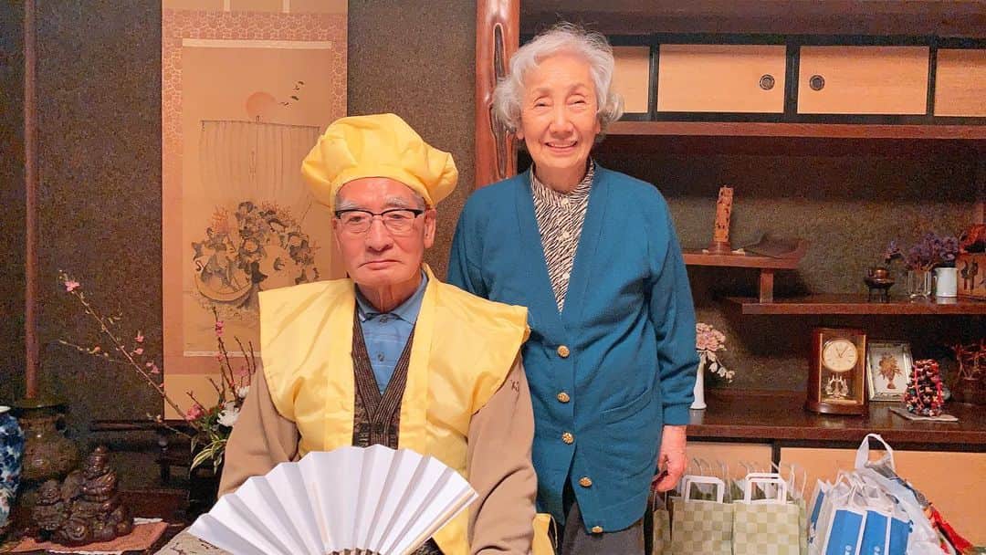 都乃さんのインスタグラム写真 - (都乃Instagram)「静岡の実家なう😛 もうすぐ88歳のおじいちゃんの米寿のお祝い🎉🎊 めっちゃ久しぶりに孫みんなで集まって、ちょー賑やかなう🤣🍻✨ おじいちゃんおばあちゃんと元気にこのお祝いが出来るのってまじで幸せな事だ😳  長生きしてね🌈😇✨ #米寿のお祝い #静岡 #実家でパーティー🎉」2月15日 19時10分 - tonomotono