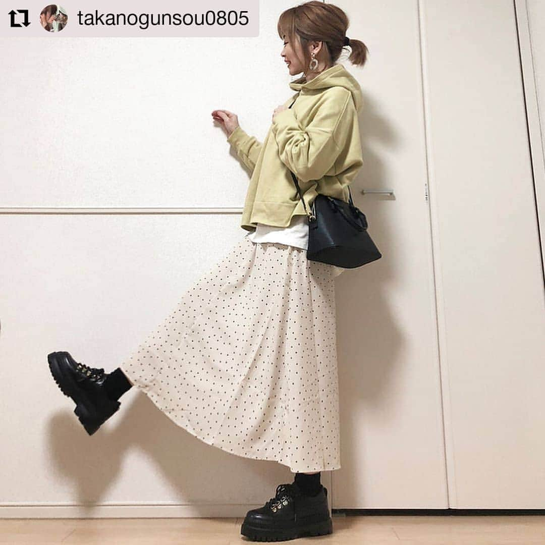 ハニーズ公式さんのインスタグラム写真 - (ハニーズ公式Instagram)「#Repost @takanogunsou0805﻿ • • • • • •﻿ ﻿ 534-24-8274 ⑧ベージュ水玉﻿ 『Aラインロングスカート』￥2,680﻿ ﻿ 237-121-6872 ②クロ﻿ 『ブガッディ』￥2,480﻿ ﻿ @takanogunsou0805さんの投稿です。﻿ 素敵な投稿ありがとうございます。﻿ ﻿ • • • • • •﻿ ．﻿ ．﻿ 春色💛﻿ ．﻿ イエローなんだけど、﻿ くすみイエロー💛﻿ ↑↑↑﻿ くすみ。。。﻿ よく分からんけど、﻿ 可愛い色はとりあえず、﻿ くすみ💛と言ってみる人🙋‍♀️←🤣🤣🤣﻿ ．﻿ 想像より合わせやすい色💛﻿ ．﻿ ▶️ @sonnylabel ◀️﻿ コットンワイドパーカー💕﻿ カラー→イエロー﻿ ．﻿ ．﻿ ．﻿ ‐‐‐‐‐‐‐‐‐‐‐‐‐‐‐‐‐‐‐‐﻿ ．﻿ 写真じゃ白に見えるけど、﻿ ベージュ❣️﻿ ベージュの水玉❣️﻿ ．﻿ ベージュに黒ドット、﻿ これは可愛いやぁーーっ☝️﻿ ．﻿ ▶️ @honeysofficial ◀️﻿ Ａラインロングスカート💕﻿ カラー→ベージュドット﻿ サイズ→S﻿ ．﻿ ．﻿ ．﻿ ‐‐‐‐‐‐‐‐‐‐‐‐‐‐‐‐‐‐‐‐﻿ ．﻿ バッグも﻿ ▶️ @honeysofficial ◀️﻿ ブガッティ💕﻿ ．﻿ この形好き❤️﻿ ．﻿ 今回は柄スカートだから、﻿ 付けなかったけど、﻿ スカーフもついてて倍嬉しいやぁーーーつ🙈💕﻿ ．﻿ ．﻿ ．﻿ ‐‐‐‐‐‐‐‐‐‐‐‐‐‐‐‐‐‐‐‐﻿ ．﻿ シューズ﻿ ▶️ @vivian_collection_official ◀️﻿ 厚底レースアップマウンテンシューズ💕﻿ カラー→ブラック﻿ サイズ→普段23.5でM﻿ ．﻿ ‐‐‐‐‐‐‐‐‐‐‐‐‐‐‐‐‐‐‐‐﻿ ．﻿ ．﻿ ．﻿ ．﻿ #パーカー #パーカーコーデ #パーカー女子 #くすみイエロー #サニーレーベル #sonnylabel #レイヤードスタイル #水玉スカート #ドットスカート #aラインスカート #ハニーズ #pr #honeys #ハニーズコーデ #ブガッティ  #マウンテンシューズ #厚底シューズ #レースアップシューズ #viviancollection #vivianコーデ  #kimawashi #オフィスコーデ #プレゼントキャンペーン #第4期イーザッカマニアフレンズ応募 #イーザッカマニアフレンズ応募 #wear 更新しました🙄」2月15日 19時14分 - honeysofficial