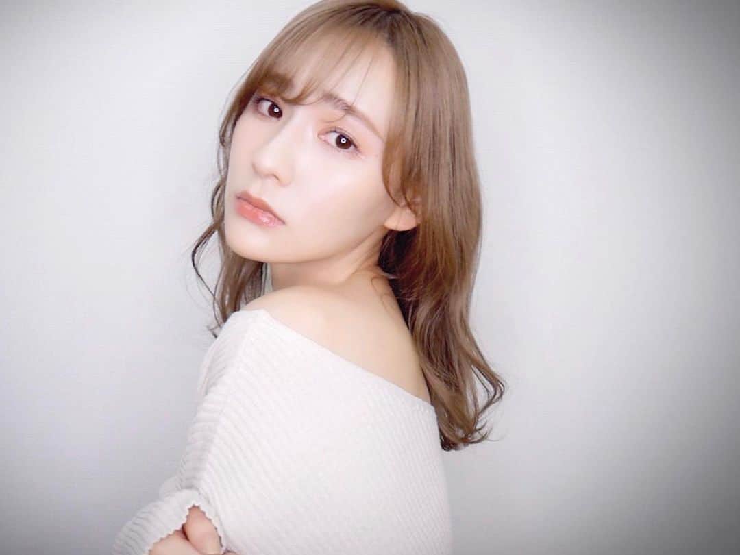 のインスタグラム：「この感じも捨てがたいけど､､💇‍♀️ ﻿ ﻿  #髪型 #ヘアスタイル #セミロング #美容 #美容好きな人と繋がりたい #おすすめ美容 #ユーチューブ #ビューティー #メイク好き #今日のメイク #美容垢 #コスメ好きさんと繋がりたい #コスメオタク #美容好き #コスメ #デパコス #コスメレビュー #コスメ購入品 #コスメレポ #メイク動画 #メイク #ユーチューバー #youtuber #youtube #cosmetics #makeup #instabeauty #followme #instagood #instalike」