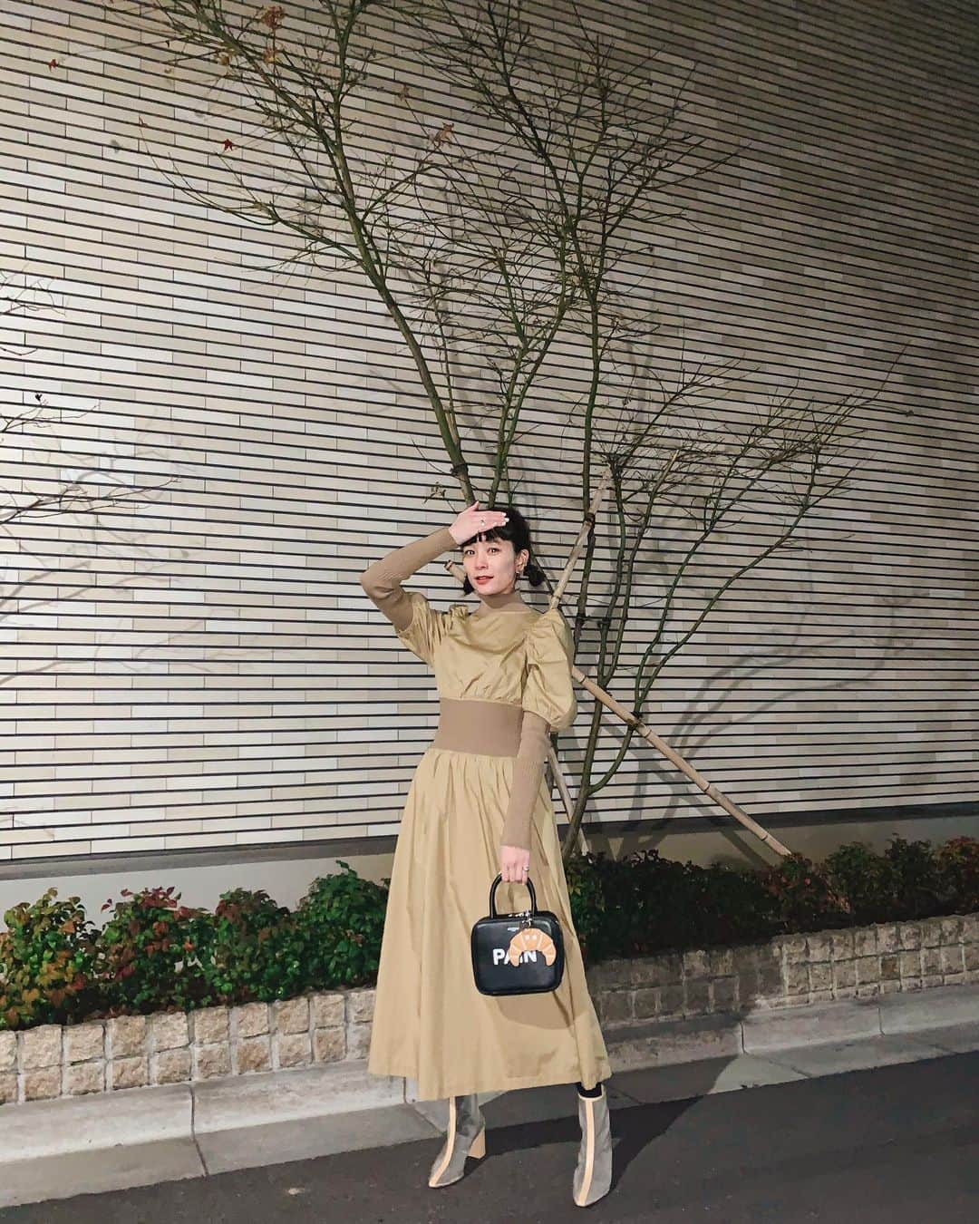 山野ゆりのインスタグラム：「LOEWEのクロワッサンチャーム可愛すぎる🥺🥺今日はお休みだったのでパン色コーデでパン屋さん巡り🍞💛 #loewe #croissant#クロワッサン#🥐」