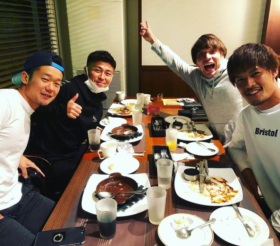 井上裕大のインスタグラム：「#夜飯 #頑張ろう #井上裕大 #大谷尚輝 #下坂晃城 #橋村龍ジョセフチーニー」