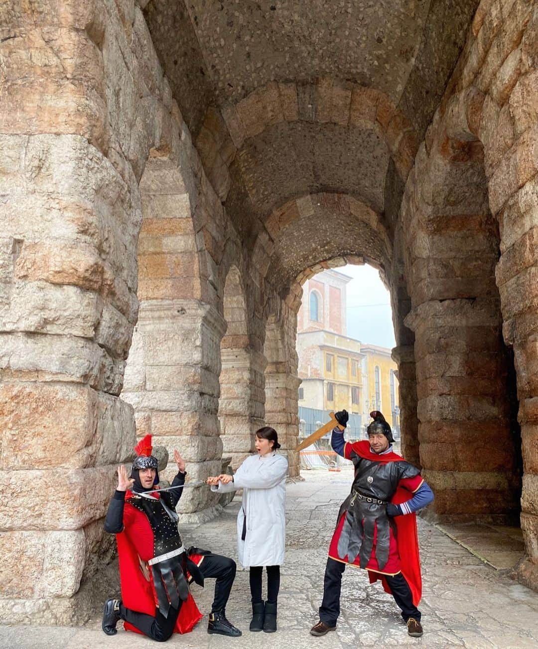 野嶋紗己子さんのインスタグラム写真 - (野嶋紗己子Instagram)「④ヴェローナ  イタリアの世界遺産の街、ヴェローナでは中世ヨーロッパの雰囲気を楽しみました。☃️🌸 1枚目の写真．..コスチュームを着た二人組が一緒に写真を撮ろうと言ってくれて、優しいなあと思ってたら撮り終わったあと写真代を請求されました。笑笑 ロミオとジュリエットの、ジュリエットの家もみに行きました^^ #italy#verona#juliet#noji📷」2月15日 19時24分 - nojima_sakiko