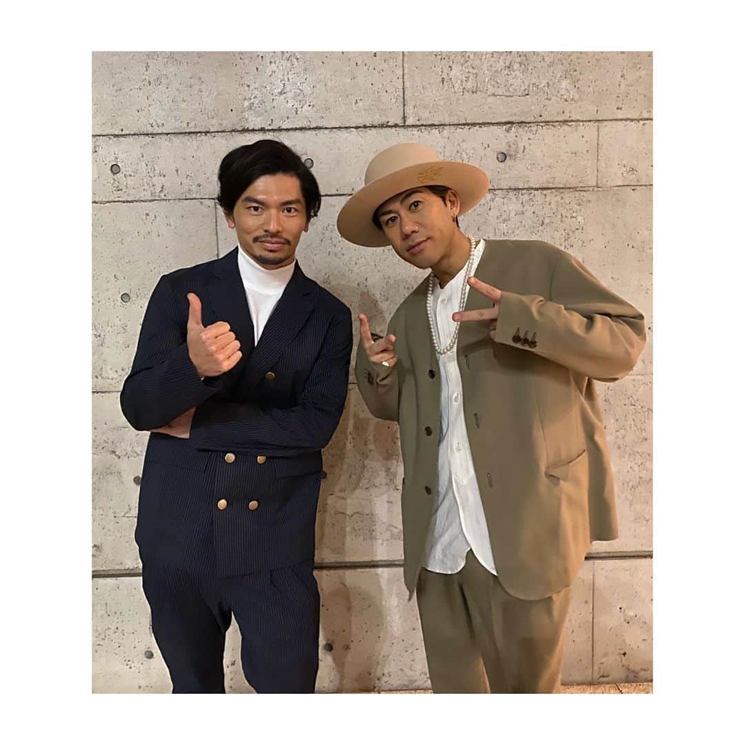 U-YEAH のインスタグラム：「1. Blogをチェックしてくれていたり、Liveの際には必ずお花を出してくれたりと何かとDA PUMPを気にかけてくれている要くん。ASAYAN世代ど真ん中の僕にとって今も尚憧れのスーパーヒーローです。同じ番組、同じ舞台に立てて光栄でした！  2. 人生で初めて買ったCDはaccessの"SWEET SILENCE"でした。そんな幼き日の思い出をご本人に直接お話しすることができました。緊張したなあ。。。ミステリアスでとんがったイメージを勝手に抱いてただけに、柔和な人柄がとても印象的でした。念願の2ショットありがとうございました。  アーティストの意外な一面が見られるのもUTAGEならでは。僕らも新たな挑戦をしてます。 明日夜6時、お見逃しなく！！ #utage  #tbs」