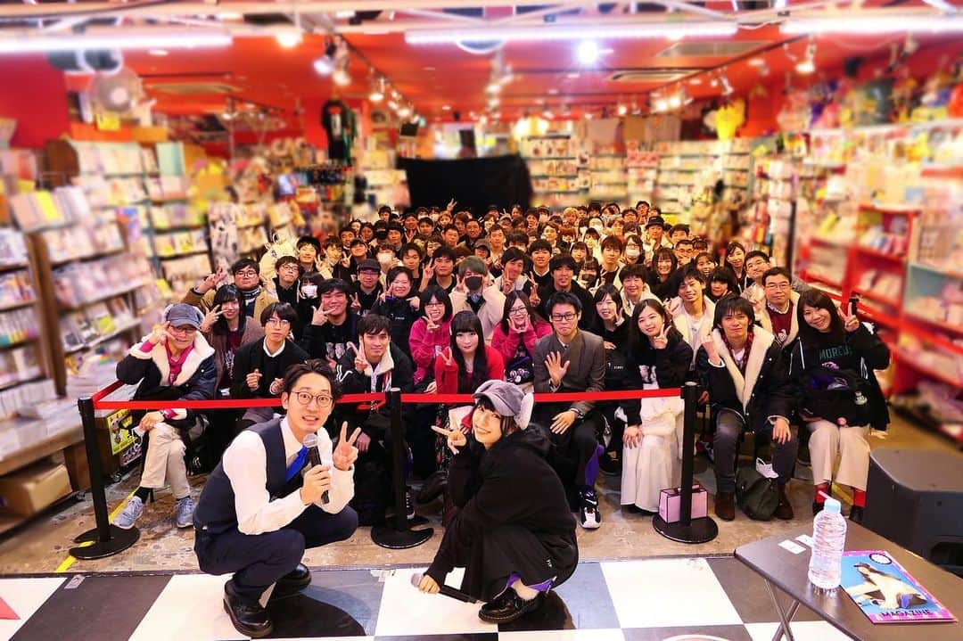 小林愛香さんのインスタグラム写真 - (小林愛香Instagram)「yipyipトークショー！ in渋谷！ ありがとうございました♡ 行場さんも来てくれてたので、MCの岩谷さんと、yipyipのYでぱしゃり。  みんなとの写真の画質に驚いておる。これでもちょっと落とした方。（笑） みんな写ってくれてありがとう😊良い思い出！ #yipyip #villagevanguard  #Leica」2月15日 19時41分 - kyanstagram_