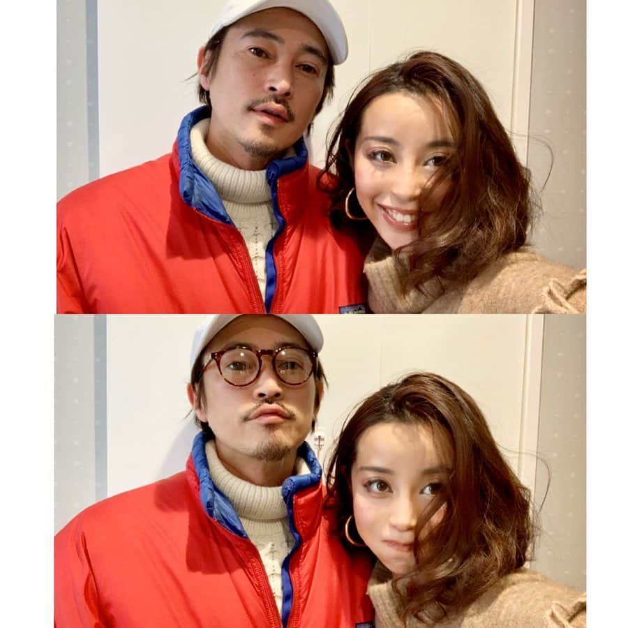 PINKYのインスタグラム：「2020🔛2015 . バレンタインデイお出かけ前の #husbandandwife 👩‍❤️‍👨 . と、swipe2枚目は、5年前の今頃『SILENCE』撮影時の台湾で🇹🇼🎬 . 当時は私も何度か現地に行っていたのですが、小学生だったお兄ちゃんと主人に会いに行った時には、マーティン・スコセッシ監督の撮影の見学までさせてもらったり！ 本当に貴重な経験をさせていただきました🎥🙏✨ . と、振り返り、 5年前と比べると主人はガッシリと筋肉質になって、ますます若返ってて羨ましい🕺🏻🌟 . 私は大人になったようです😂🌹 ・・・ ・・・ #love #happy #family #parentslife #valentinesday #バレンタインデー #2020 #2015 #throwback」