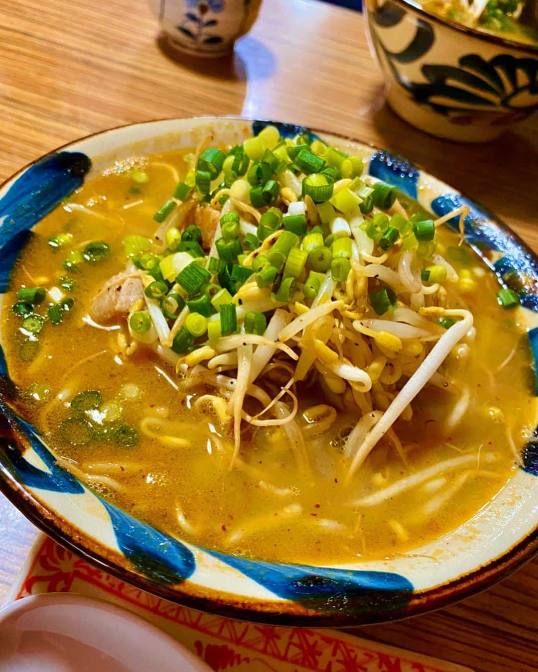 大寺かおりさんのインスタグラム写真 - (大寺かおりInstagram)「久米島で食べた 美味しいもの、あれこれ。 毎年食べに行くやんぐゎ〜の ピリ辛もやしそば。 今年も絶品でした🥰 このスープ、水筒に入れて持って帰りたい〜 と今年も言ってしまいました。 . そして欠かせない車えび🦐 お刺身、かき揚げ、えびチリ、えびマヨ、 たくさんたくさん食べてきました☺️ . 毎晩の反省会が本当に楽しくて🍺 写真を見返してまた食べたくなってきました〜✨ . #沖縄 #久米島 #やんぐゎー #やん小 #ピリ辛もやしそば #車えび #jspors #久米島キャンプ #rakuteneagles #春季キャンプ #小川さん」2月15日 19時44分 - kaori_ootera