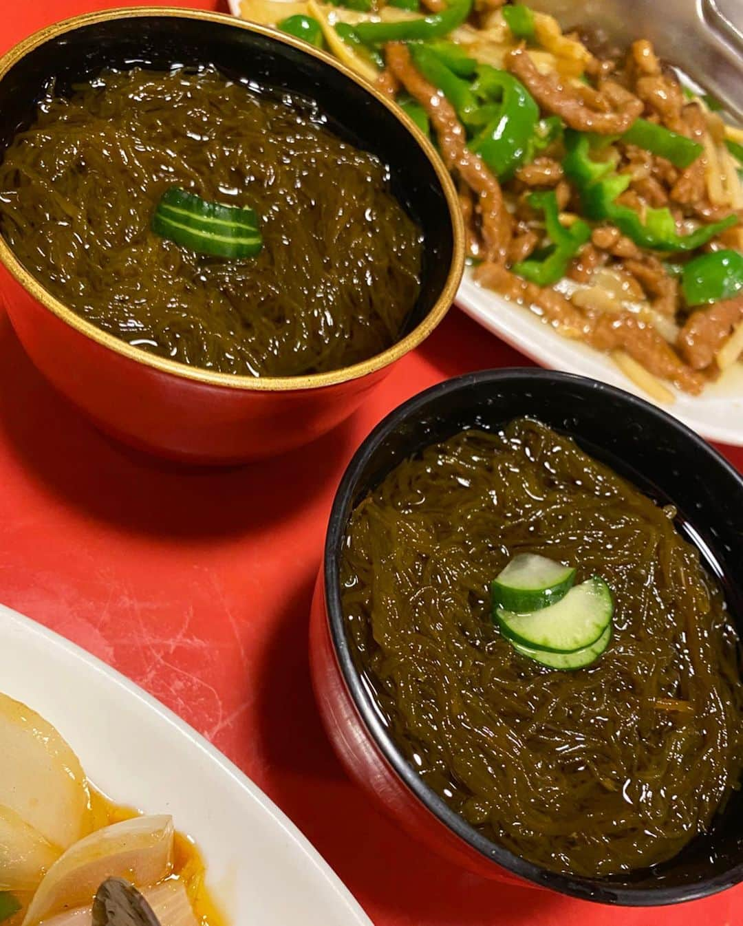 大寺かおりさんのインスタグラム写真 - (大寺かおりInstagram)「久米島で食べた 美味しいもの、あれこれ。 毎年食べに行くやんぐゎ〜の ピリ辛もやしそば。 今年も絶品でした🥰 このスープ、水筒に入れて持って帰りたい〜 と今年も言ってしまいました。 . そして欠かせない車えび🦐 お刺身、かき揚げ、えびチリ、えびマヨ、 たくさんたくさん食べてきました☺️ . 毎晩の反省会が本当に楽しくて🍺 写真を見返してまた食べたくなってきました〜✨ . #沖縄 #久米島 #やんぐゎー #やん小 #ピリ辛もやしそば #車えび #jspors #久米島キャンプ #rakuteneagles #春季キャンプ #小川さん」2月15日 19時44分 - kaori_ootera