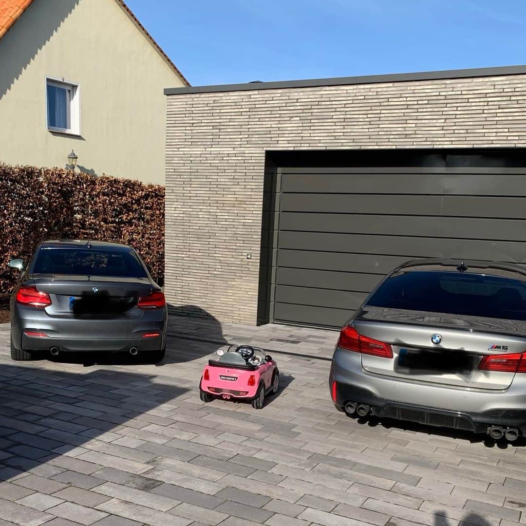 ケヴィン・グロスクロイツのインスタグラム：「*werbung*  Die Autos sind geparkt 👊🏻😂❤️ #beste #familie #leoniesautoistdasbeste #fische #isso」