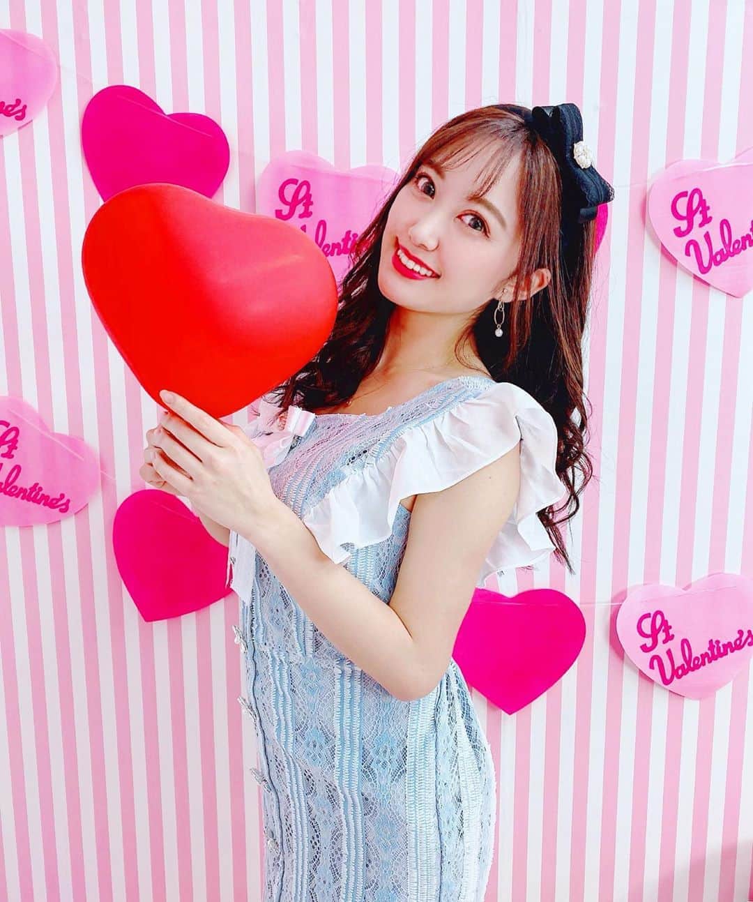 のインスタグラム：「❤️💖❤️💖❤️. * あっ、Happy  Valentine…だたね🍫❤️. 今日ゎ東京lily撮影会だたよ🌈✨. 🈵満員御礼🈵ありがとうございました‼️. 初めましての方も来てくれて. ありがとうございます💓(´°̥̥̥̥̥̥̥̥ω°̥̥̥̥̥̥̥̥｀). 昨日ゎValentinedayだたのでチョコ🍫. presentさせて頂きました🙇‍♀️💕❤️. ➡︎食べてねっっ😎💕ふふっ. * 来月も撮影会あるので会いにきてね💘. 💟3/1  onedrop撮影会👙. 💟3/14  ZOOM撮影会👙. 💟4/4  大阪smooth撮影会👙. * * 差し入れありがと〜っっ💐✨. 悠亜さんコラボのワンピ×カチューシャ. ファンの方に頂き嬉しすぎた😭💕💕. #idol #japan #swankiss #ootd #yours #cute #thankyou #follow #me #グラビア #アイドル #恵比寿マスカッツ #松本ゆん #ゆんぬふるーる 随時募集⚠️ #撮影会 #スワンキス #三上悠亜 さん #valentine #happyvalentinesday #バレンタイン」