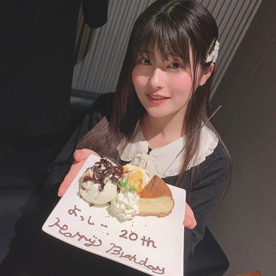 ちとせよしのさんのインスタグラム写真 - (ちとせよしのInstagram)「1月誕生日だったので帰省中お友達にお祝いしてもらいました︎︎︎︎☺︎ プレートのサプライズも…！🤭 先月帰省した時は成人式でバタバタしてたからちゃんと祝って貰えて嬉しい〜😭ありがたや😭💓 改めて今年の誕生日は大勢の方々に祝って頂けて本当に幸せだったなぁ…(〃´-`〃) ･ ･ ･ #selfie #bpoint #saga #dinner #suu #セルフィー #佐賀 #佐賀ディナー #佐賀グルメ #誕生日サプライズ #プリクラ #プリント倶楽部」2月15日 19時48分 - chitose_yoshino