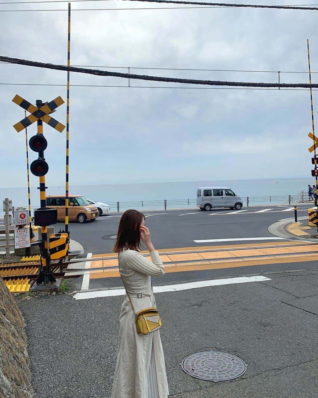 のインスタグラム：「ㅤㅤㅤ  ㅤㅤㅤ 久しぶりの鎌倉はエモかった〜🥰 ㅤㅤㅤ  江ノ電でトコトコと🚃💞ㅤㅤㅤ 17度もあったからコート着ないで 歩いててちょうどよかった🎶 気持ちよかった〜💫 ㅤㅤㅤ  #鎌倉 #江ノ電 #江ノ島 #岡島かれん #スラムダンク #KAMAKURA #湘南 #鎌倉高校前 #鎌倉高校前駅」