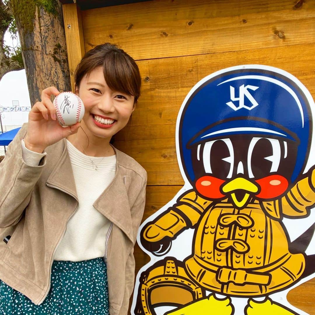 河谷麻瑚さんのインスタグラム写真 - (河谷麻瑚Instagram)「. 石川の星！ 奥川くんありがとう💗💗 . . 仕事ではなく、 旅行で南九州へ！！😍💗 今日、宮崎県西都市で行われている ヤクルトスワローズ2軍キャンプに行きました🤩🤩 . 朝9時半に球場につき、 じっくり奥川君の練習を見させてもらいました。 練習中も奥川スマイル炸裂！！ . そして、『奥川君が動けば、ファンも動く！』 注目度の高さを、 改めて感じました。 . お昼休憩前には、 ファンに即席サイン会を実施。 私も列に並んで、 ボールにサインをいただきました！ 待ってよかった・・・😂😂😂 家宝にします🥰 . . 奥川君、いや奥川選手！ 今後の活躍期待しています🥰 初登板の日、楽しみだなぁ✨ . . ちなみに、動画は、 奥川君からのサインをもらってテンションが上がりすぎている私です。 . この後、エビゾリジャンプ、5回やりました。 . #宮崎県#西都市#ヤクルトスワローズ#つば九郎#傘#西都原運動公園 #野球#東京音頭#2軍#キャンプ#奥川恭伸#選手##奥川君#石川の星#星稜高校#背番号11#池山隆寛 #監督#石川県#石川テレビ#アナウンサー#河谷麻瑚」2月15日 20時04分 - makokawatani