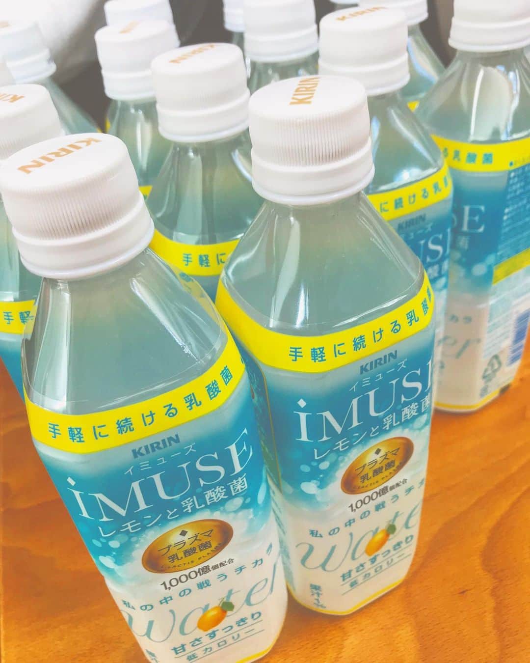 小野寺友香のインスタグラム：「＊ 寒い季節が続きますが皆様いかがお過ごしでしょうか。笑 体調崩してませんか？ 私は元気です！イミューズ飲んでます！笑  講習をしてもらい、 私達が生活する中には色んなウイルスが沢山(⃔ ॑꒳ ॑*)⃕↝ インフルエンザや今はコロナ😱😱😱 それ以外にも数え切れないほどのバイ菌、ウイルスが沢山潜んでる...😈 もちろん手洗いうがい消毒。するけれど自分の免疫も強くする！事が大切、、、。 疲れたり色々考えたりする事で免疫って落ちちゃうらしい。😢 プラズマ乳酸菌✨は、色んなウイルス達への免疫を強くしてくれる！ し、身体が元気になる！  そして何よりこのイミューズ本当に美味しい！ リヴァ子達、今みんな飲んでます🐰 皆さんも是非！飲んでみてください！❤ 1日1本続けるぞーー💪🏻 ウイルスなんかに負けないぞ😤😤😤 明日も練習頑張りしょう🏐！ #iMUSE #イミューズ #KIRIN #キリン #キリンビバレッジ  #日立リヴァーレ」