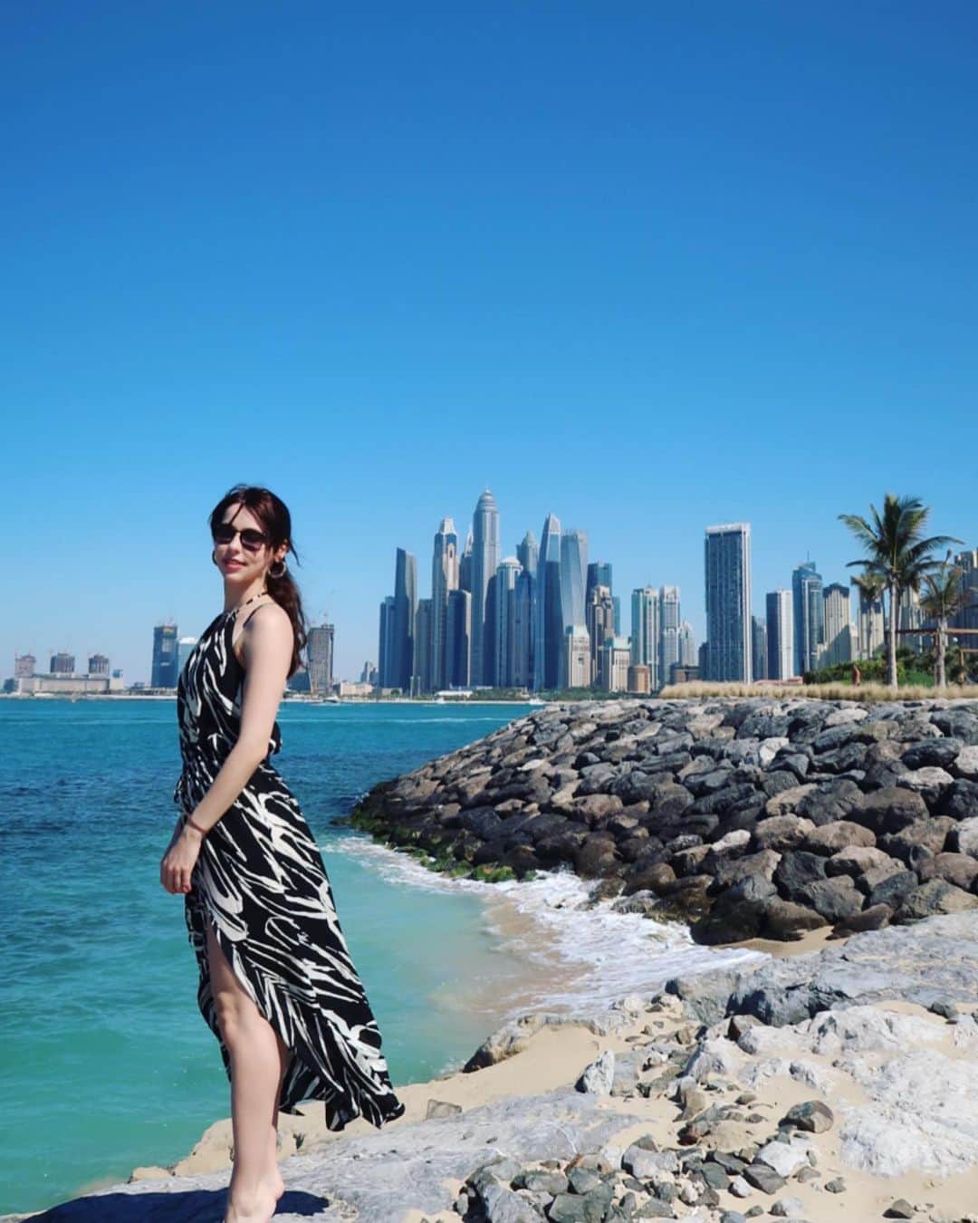 ステファニー・ヨーステンさんのインスタグラム写真 - (ステファニー・ヨーステンInstagram)「Blue waters, blue sky 🌊  #dubai #bluewatersisland #jbr #skyline #dxb #skyline #uae #unitedarabemirates #beautifuldubai」2月15日 19時59分 - stefaniejoosten