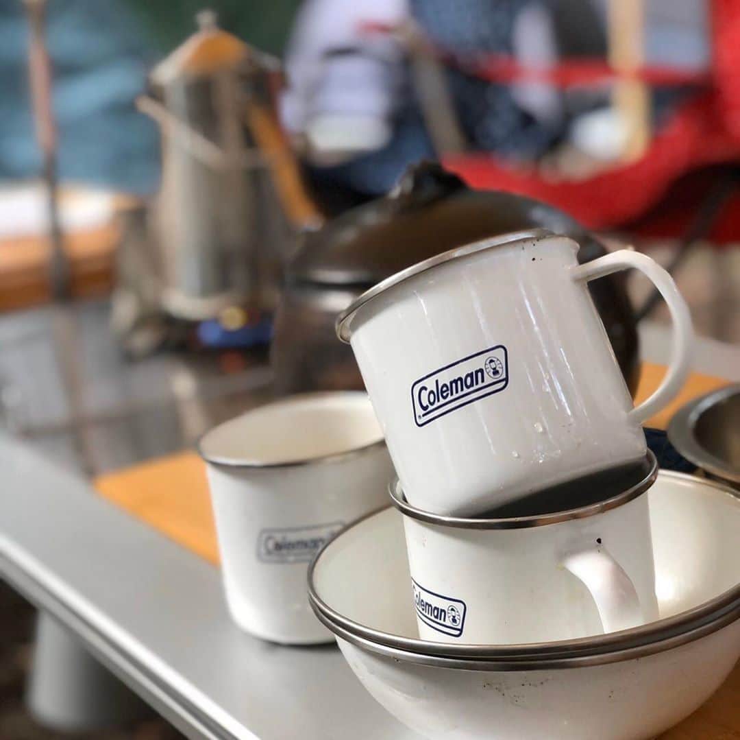 Coleman Japanのインスタグラム：「次のキャンプ🏕まで待ち遠しいけれど、キャンプグッズを揃える時間も楽しい☺️♪ ・ 📷：@riiistagram1114 さん 素敵なお写真ありがとうございました✨ ・ ━━━━━━━━━━━━━━━━━ #私のコールマン や #私のコールマンレシピ を付けて投稿して頂いた中から素敵なお写真は、コールマン公式SNSでご紹介させて頂きます♪ ━━━━━━━━━━━━━━━━━ ・ ・ ・ #灯そうColeman #灯そうコールマン #灯そう #Coleman #コールマン #Tent #テント #Camp #キャンプ #Outdoor #アウトドア #エナメルカップ #エナメルディシュウェアセット」