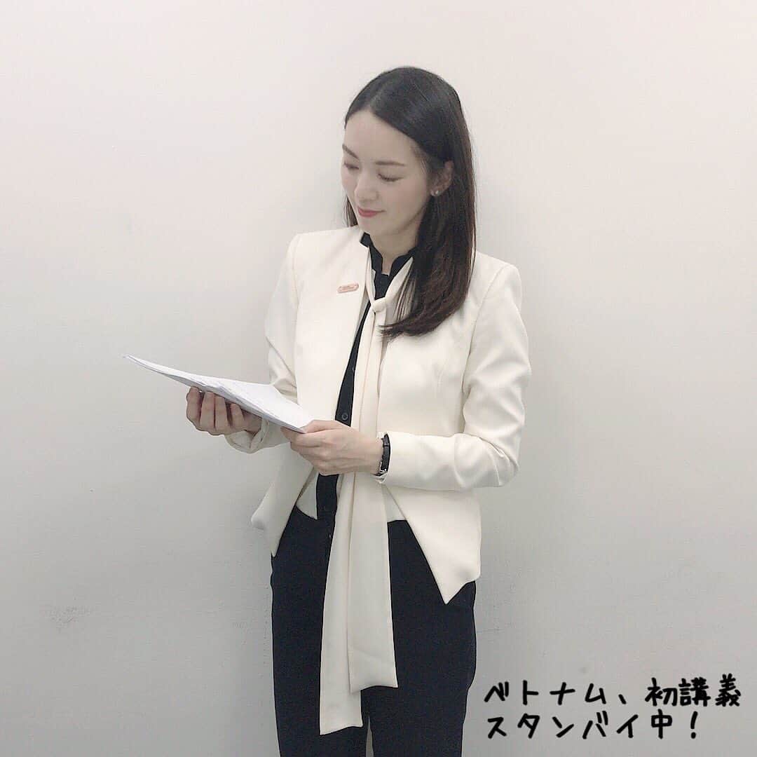 小西さやかのインスタグラム：「今日は3回、明日も3回、 ベトナム　ホーチミンにあるイオンのメインステージで、白い美肌を手に入れるためのセミナーを開催。 顔の日焼け止め、液体は1円玉2枚、クリームはパール粒2個分が必要。 ベトナムの人はヘルメットとマスクをしてバイク通勤するので、日焼け止めはほとんど塗らないそうです。 マスクをしても一番日焼けする頬の高い部分やこめかみは紫外線にあたってしまいますので、日焼け止めの重要さや正しい塗り方をデモンストレーションしながら本人にも塗って見てもらいました。 ベトナムの皆さんは成分やその配合量などもパッケージ表示してあるコスメが好きで成分についてもとても勉強熱心です。ヒットしているスキンケア商品には成分の配合量が書いてあるものが多いのです！ . スキンケアの手順やメイクの仕方などはほとんど知識がない人が多いのですが、成分名やどの化粧品がどれぐらいの配合量かなどは日本よりすごく知識がある方が多くてビックリしました！ . 一方、料理するときの熱で肌が黒くなるとか、蛍光灯を浴びると肌が黒くなる、口紅はいいけどファンデーションは毒だ、、、など、ビックリするような間違った知識が溢れていました。 . 日本だけではなく色んな国に正しい知識を広めるお手伝いができたらと思って活動してます。 . 今回のベトナムでのセミナーも協会の普及活動の一貫でやらせていただいています！ . #日本化粧品検定 #イオン　#ベトナム #化粧品検定　#美容成分　#化粧品成分　#成分　#ピーリング　#日焼け止め　#紫外線　#uv #uvカット　#美肌　#白くなりたい #ホワイトニング　#美白　#ピーリング」