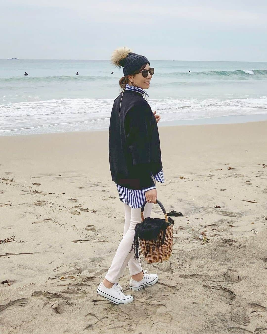 chiyo1173さんのインスタグラム写真 - (chiyo1173Instagram)「#outfitoftheday  海こーで🌊 ・ ・ beanie：#apstudio  tops： @kuumfashion #kuumfashion ※サンプル shirt：#traditionalwetherwear #トラディショナルウェザーウェア  pants：#uniqlo #ユニクロ bag：#ebagos #エバゴス shoes：#converse #コンバース ・ ・」2月15日 20時07分 - chiyo1173