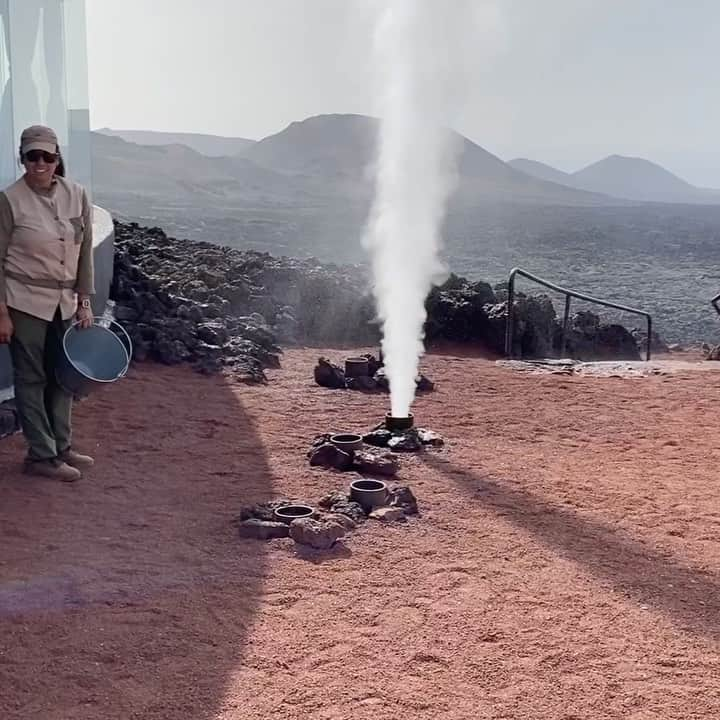 口笛とピアノのインスタグラム：「ワイナリーの次は火山🌋 わかっていてもビビってしまうという . #火山 #🌋 #ティマンファヤ #timanfaya #ランサローテ #lanzarote #カナリア諸島 #canarianislands #新婚旅行 #honeymoon」