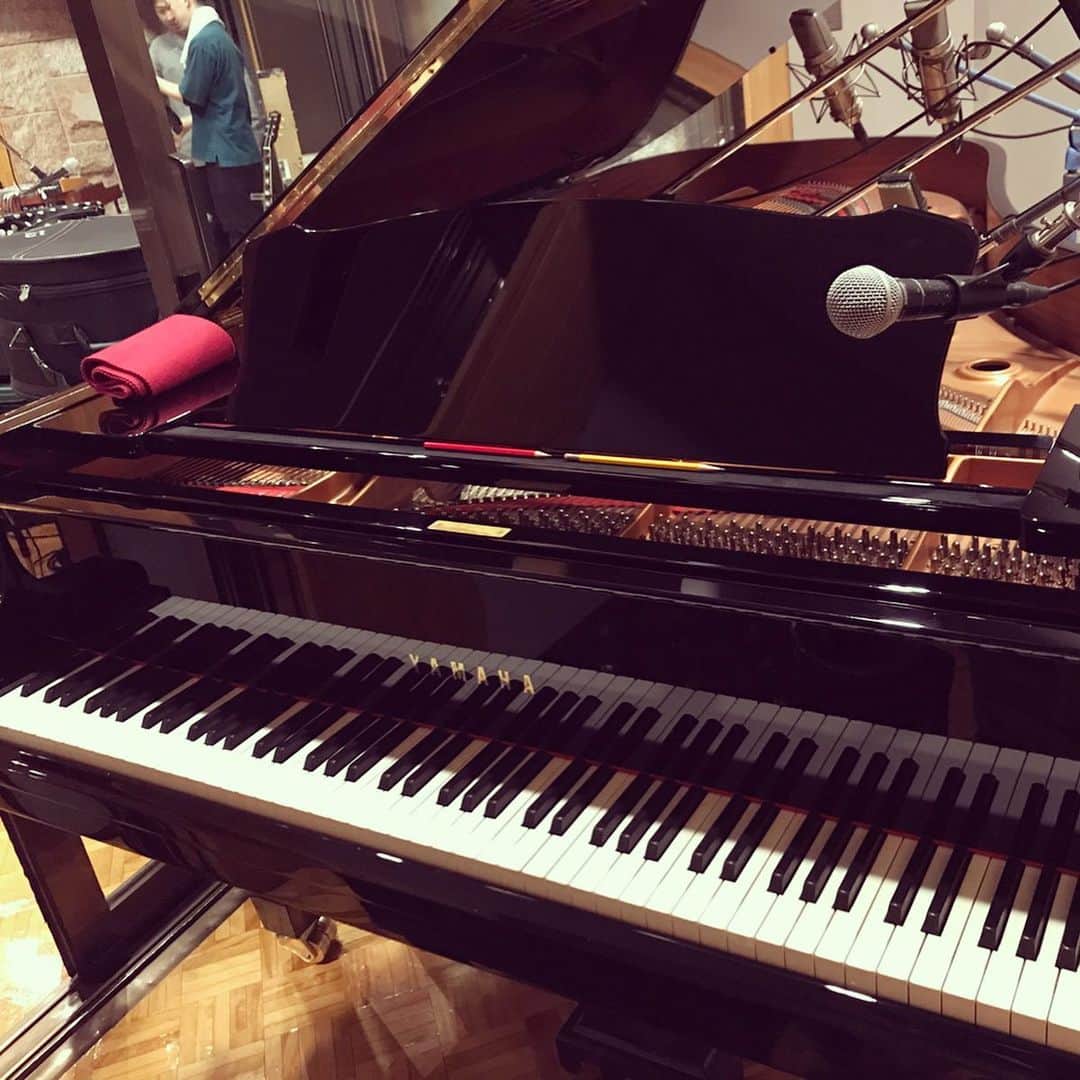 神佐澄人さんのインスタグラム写真 - (神佐澄人Instagram)「生ピアノぶっ叩いてきた。気持ちよき不協和音。  #このコードどうやって弾くん！？ #もしくは #よく見たら譜面真っ白じゃねーか！！」2月15日 20時15分 - kanzasumito