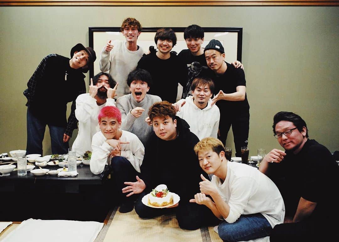 穴井隆文のインスタグラム：「神戸2daysしゅーりょーー！！ 1日目と2日目でまた違った反応で、踊ってる方も違う感覚で踊れて楽しかった💡 お客さんと一緒にライブに色を付けていく感じが👍  そして、 @mocchieee がハッピーバレンタインバースデー！！ おめでとう🎊🍾🎉 次は新潟〜！！ #daichimiura #colorlesstour #神戸 #もっちーHBD #同い年」