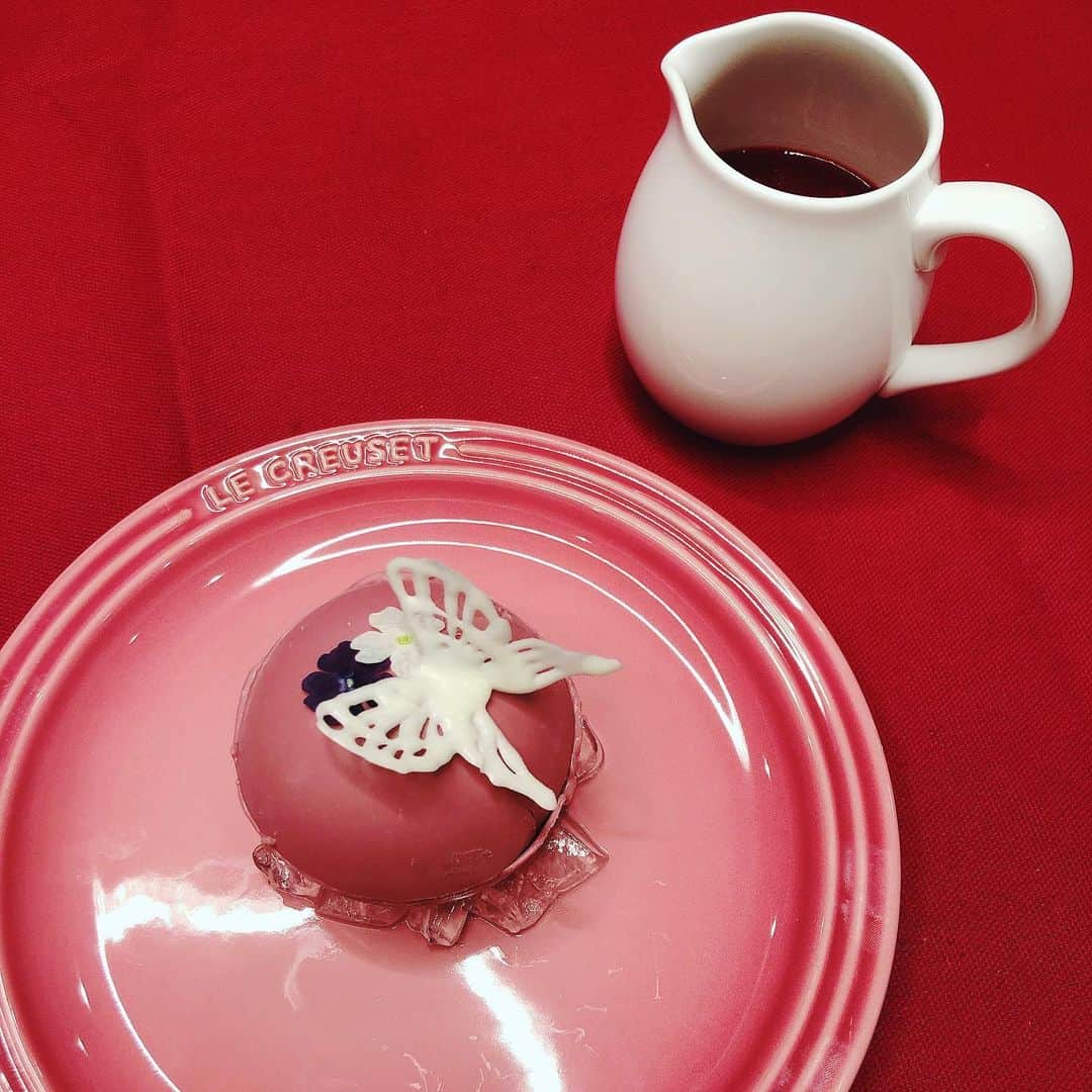 岡田栞奈のインスタグラム：「やっと😭😭😭✨ 昨日間に合わなかったデザート、 今日作りました🍫💝 ☀️ 今年はチョコドーム❣️ 最初直径17センチの球体で 作ってたんだけどどうしても 型から外せなくて、、、、 開けたと思ったら割れたり、 だから今日は8センチに縮小して(笑)  とことんピンクにしたくて 使用したのはルビーチョコレート💗 さらに球体を支える下のジュレは ローズウォーターのみを使って作ったの🌹✨ 口に運ぶ前からローズの香りがぷんぷんしました笑 最後に食用の押し花とチョコで作った蝶々を乗せて🦋 家でこんなに映えなデザートは 自分も初めてでドキドキした😂💖💖💖 中のデザートも全部ひとつひとつ手作りのものをちょっとずつ詰め込みました☺️🤏 ♫ ・ ・ 3枚目はあっつあつの自家製フリュイルージュソースをかけて...♪ #バレンタイン #ドームチョコ #チョコレートケーキ #お家フレンチ #valentine #chocolate #chocolatedome #family #love」