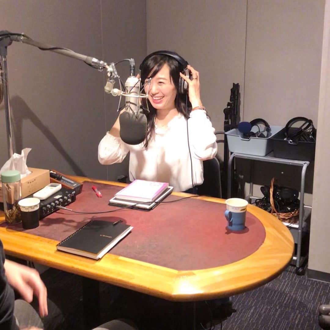 小林麻利子さんのインスタグラム写真 - (小林麻利子Instagram)「TOKYO FM 「ピートのふしぎなガレージ」 2月22日(土)17:00～17:50分、うち10分程度に出演します。  内容は、いつものようにお風呂と睡眠について。  ラジオの告知は、この一年もう全くといっていいほどしてませんが、、定期的に出ております。  テレビや他のラジオのディレクターさんも、聞いてくださる方もいらっしゃり、次のご依頼に繋がったり。 とても嬉しい。  今回のラジオは冒頭部分のみドラマ仕立てになってまして、たった2語ですが、初めて演じました笑。  ニヤニヤが止まりませんでした〜。ふふふふ。 . . 新刊📙①寝かしつけ0秒、夜泣きもなくなる #赤ちゃんとママの熟睡スイッチ （G.B.） . グッズ👂耳を温めてぐっすりねむる！耳のお布団 「　#ミミオン」 . . 著書📕②ぐっすり眠れる、美人になれる！#読むお風呂の魔法（主婦の友社）  著書📘③#あきらめていた体質が極上の体に変わる（ダイヤモンド社） 著書📗④#美人をつくる熟睡スイッチ（G.B）  #うっとり美容  #お風呂 #入浴 #小林麻利子 #眠りとお風呂の専門家 #睡眠の先生 #生活習慣改善サロンFlura #眠い #ぐっすり　#朝眠い #寝起きが悪い #睡眠改善　#寝つきがよくなる方法　#出演情報 #ラジオ収録」2月15日 20時31分 - marikokobayashi.sleep