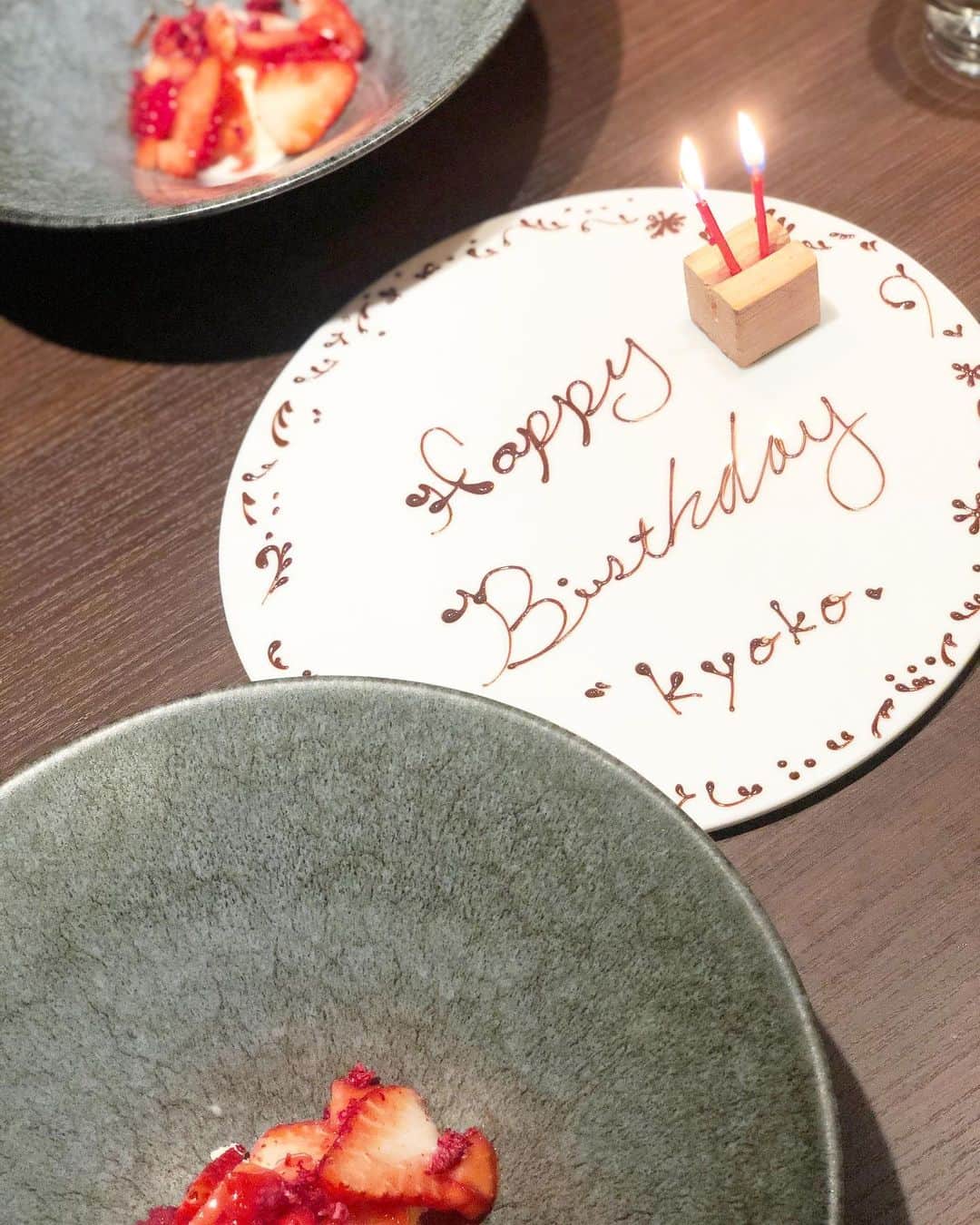 湯浅喬子のインスタグラム：「25歳になりました♥️ 親友にお祝いしてもらってます🥂  #誕生日は2月10日でした」