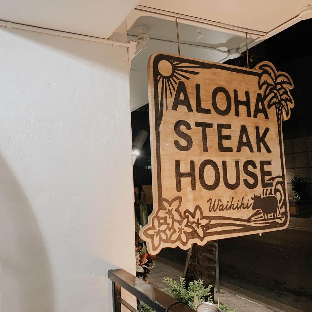 Aya（高本彩）さんのインスタグラム写真 - (Aya（高本彩）Instagram)「ALOHA STEAK HOUSEのステーキが最高すぎた、、、🤤 エプロンが選べるですが、みんなフィットし過ぎてて可笑しかった🤣  #hawaii #waikiki #steak #alohasteakhouse  #肉 #ステーキ #マッシュポテト #マカロニチーズ #ミディアムレア」2月15日 20時36分 - aya_dream04