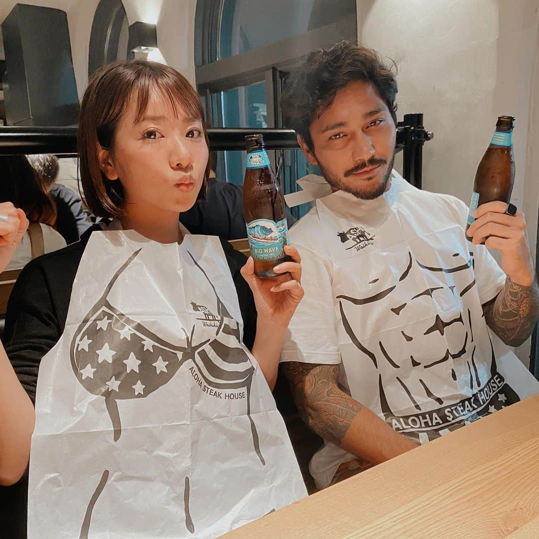 Aya（高本彩）さんのインスタグラム写真 - (Aya（高本彩）Instagram)「ALOHA STEAK HOUSEのステーキが最高すぎた、、、🤤 エプロンが選べるですが、みんなフィットし過ぎてて可笑しかった🤣  #hawaii #waikiki #steak #alohasteakhouse  #肉 #ステーキ #マッシュポテト #マカロニチーズ #ミディアムレア」2月15日 20時36分 - aya_dream04