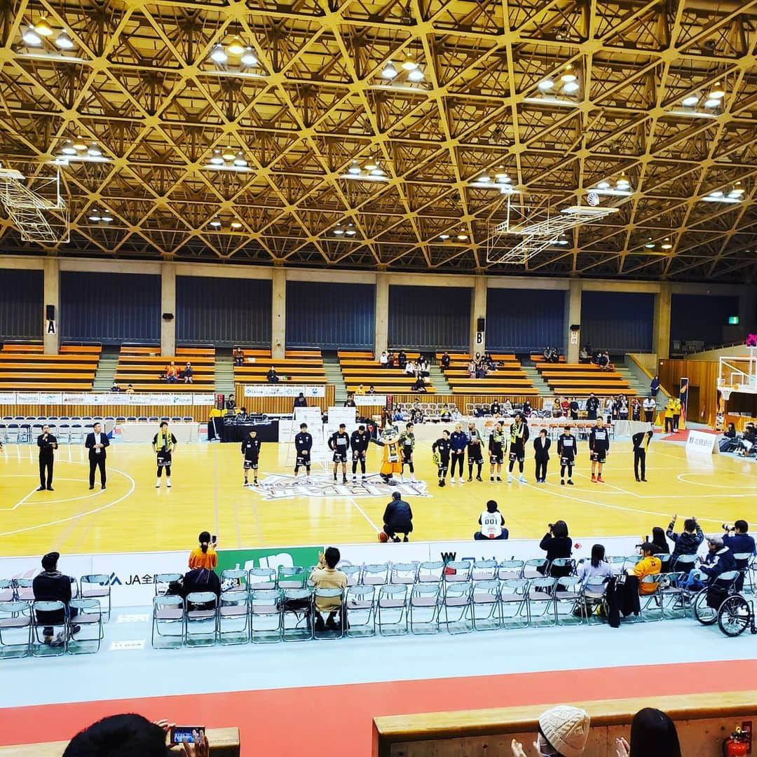 飯田嘉太さんのインスタグラム写真 - (飯田嘉太Instagram)「金沢武士団ホームゲーム🏀  七尾総合市民体育館へ🚗³₃ ･ ･ 先日特集を放送しましたのでご挨拶も☺️ ･ ･ ゲームは見事勝利👼 先週のアウェーに引き続き連勝✨ 今期勝利の瞬間を初めて目撃出来て良かった…👍 やっぱり勝ちゲームは会場の一体感や 緊張感があります👏 ･ ･ 明日は仕事で行けませんが連勝を期待‼ 出来れば得点を③桁に乗せて欲しい😆 ･ ･ 少し寒かったので🍢  #バスケットボール #basketball #金沢武士団 #ホームゲーム #七尾総合市民体育館 #飴谷ヘッドコーチの故郷 #連勝 #おめでとうございます #お疲れ様です #MVPは高田選手 #ライゾウ #可愛い #おでん #🍢 #石川テレビ #アナウンサー #飯田嘉太」2月15日 20時40分 - kabuto_iida